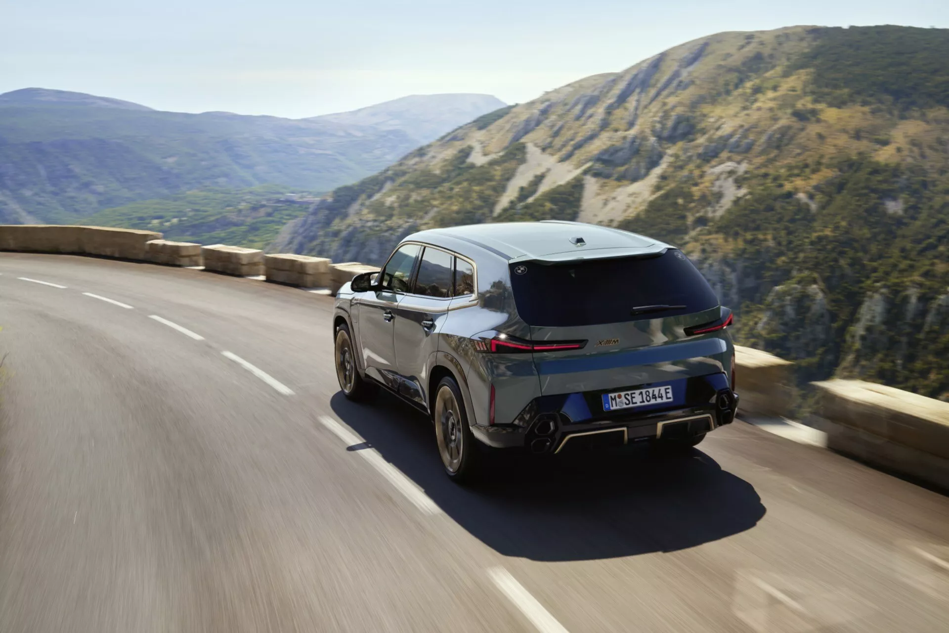 BMW XM (G09) roku 2023 představuje svůj luxusní a inovativní design, výkonný hybridní motor, pokročilé technologické rozhraní a nejmodernější bezpečnostní prvky