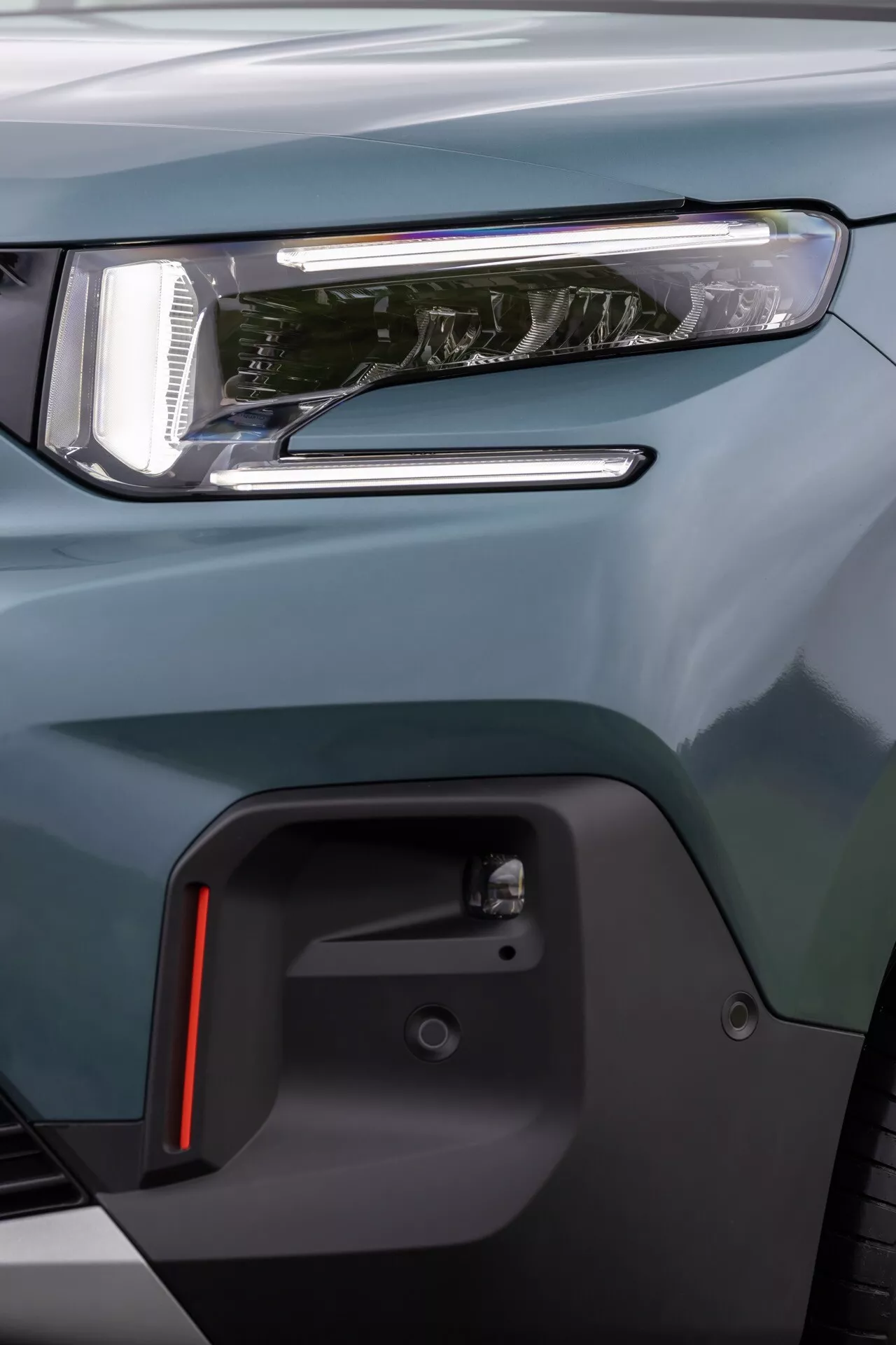Detailní pohled na Citroen Berlingo 2024 (facelift 3. generace) se zaměřením na moderní LED světlomet a přední blatník s moderním designem