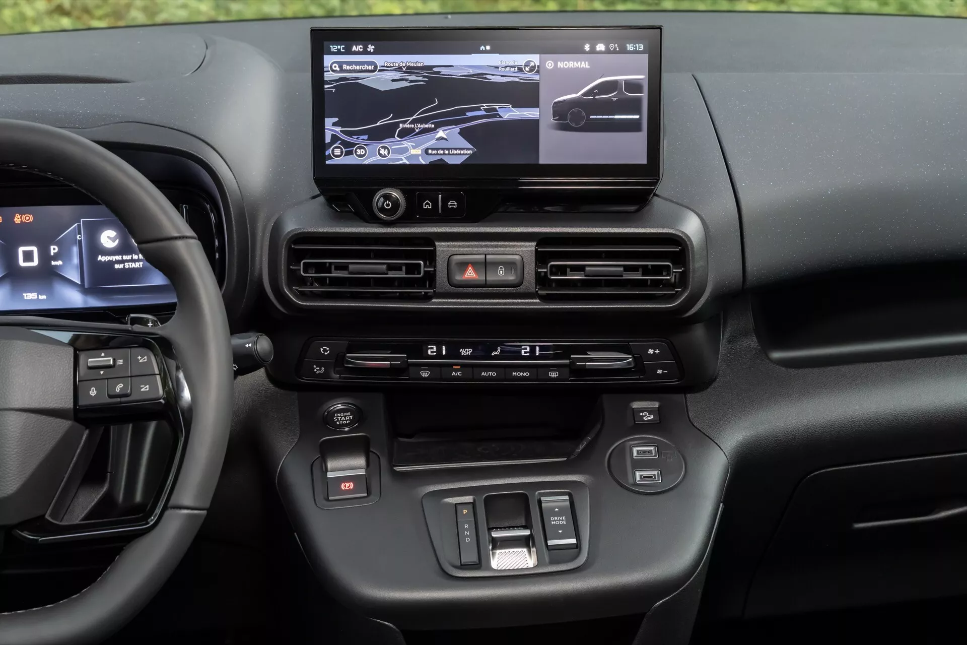 Interiér palubní desky Citroen Berlingo 2024 (3. generace, facelift), zdůrazňující digitální přístrojový panel, multifunkční volant, dotykový informační systém s navigací, tlačítka pro ovládání klimatizace a spínače pro asistenční systémy řidiče