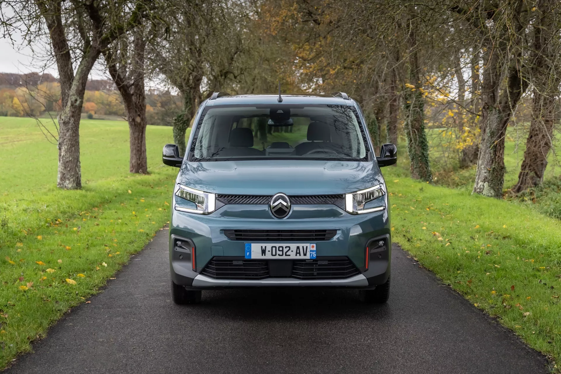 Citroën Berlingo 3. generace facelift model 2024 zachycený zepředu na úzké cestě, s LED denními světly, složitým designem mřížky s logem double-chevron a parkovacími senzory