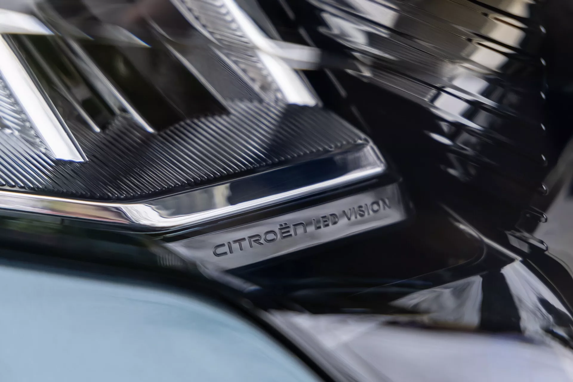 Detailní pohled na přední světlomet Citroën Berlingo 2024 (facelift 3. generace) s důrazem na technologii CITROËN LED VISION, předvádějící pokročilé osvětlovací funkce a moderní materiály