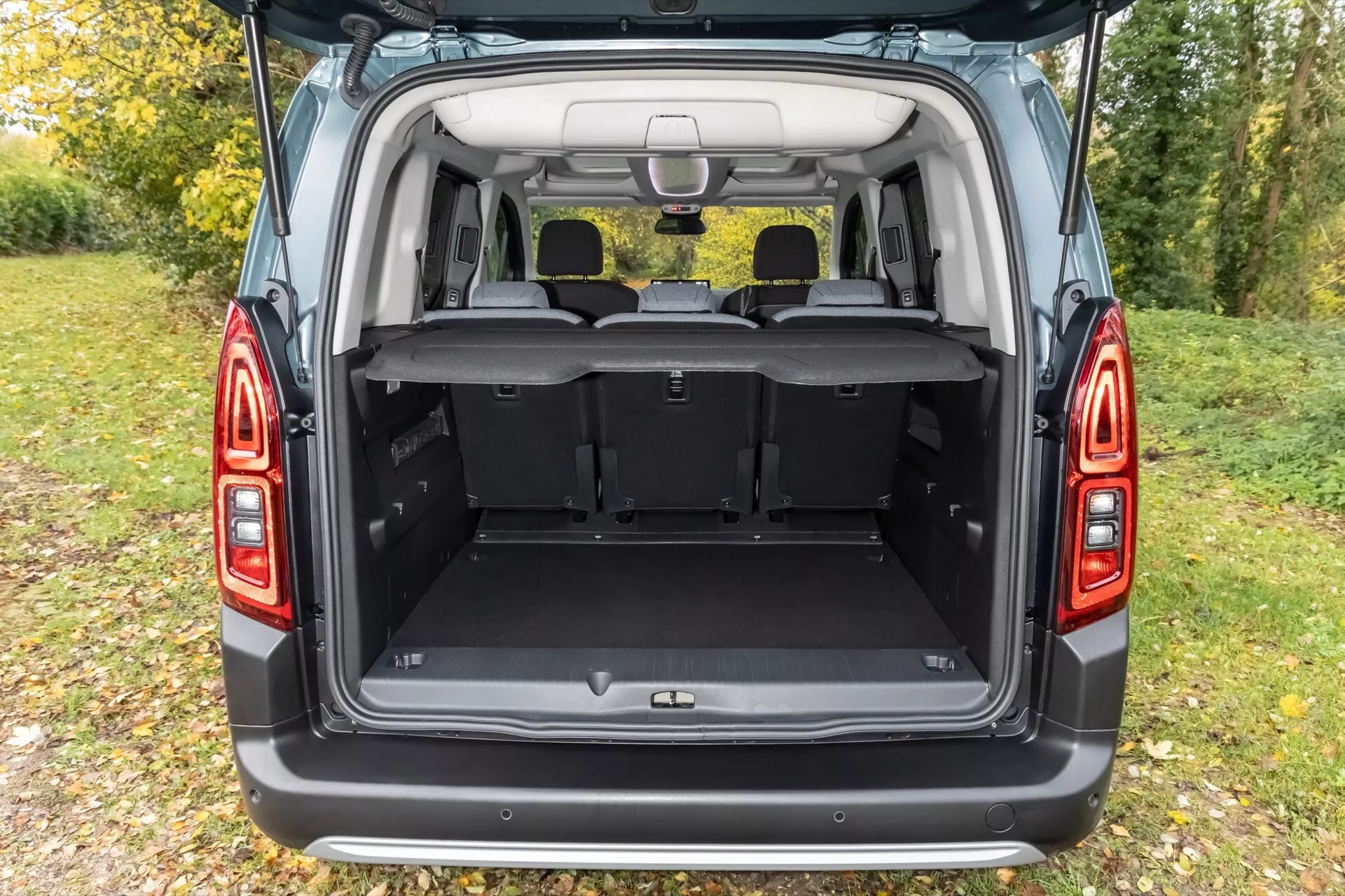 Zadní pohled Citroen Berlingo 2024 (3. generace - Facelift) s otevřeným kufrem předvádějící prostorný nákladový prostor a moderní design zadních světel, zdůrazňující kapacitu úložného prostoru SUV/minivanu, užitečnost a technologii LED osvětlení
