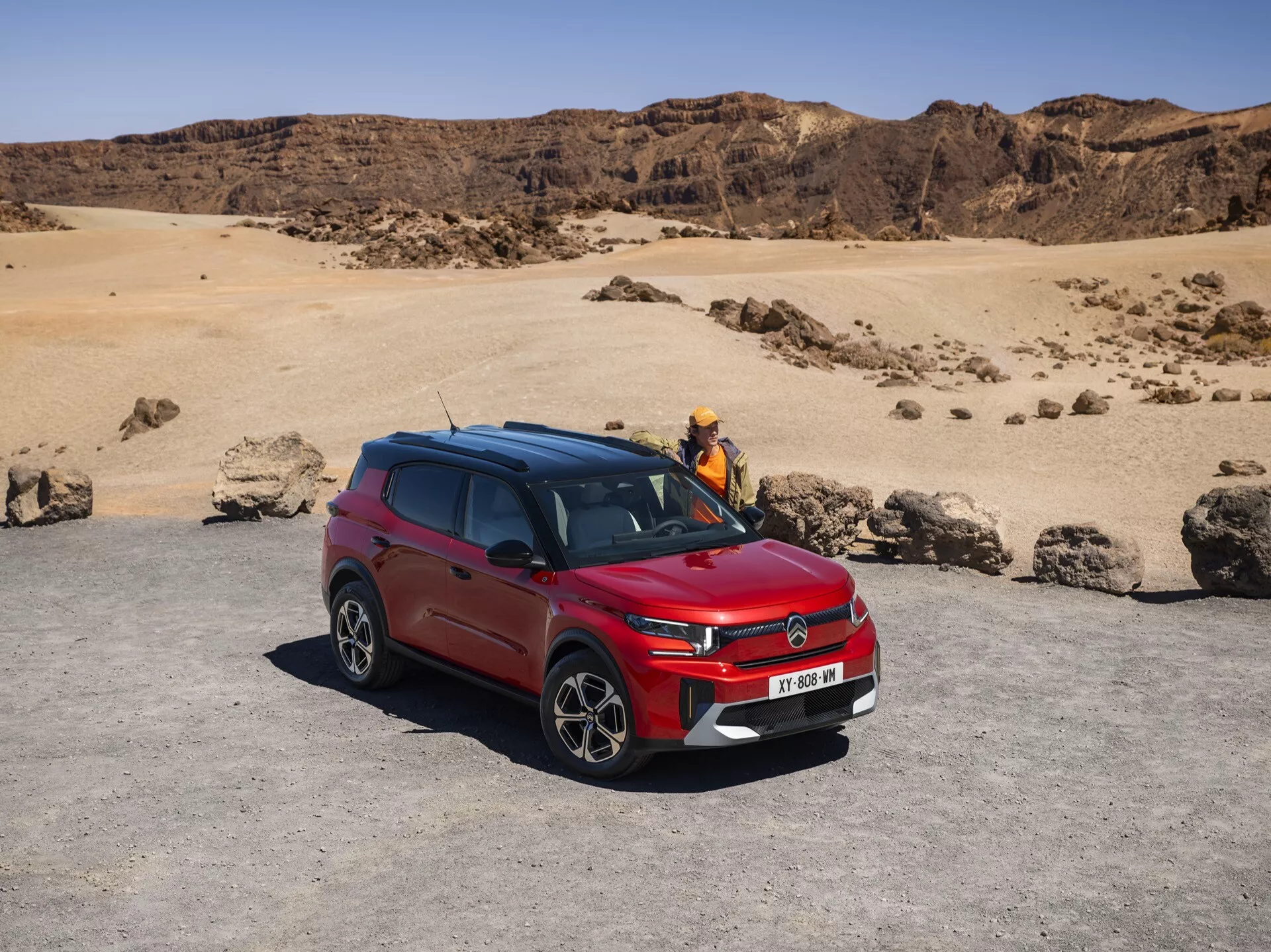 Elegantní a všestranný Citroen C3 Aircross 2024 (2. generace) předvádějící svůj moderní design, s výraznou přední maskou, elegantními LED světlomety a charakteristickou aerodynamicky vylepšenou karoserií.