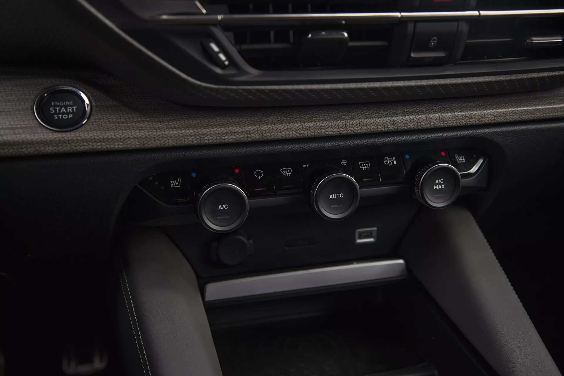 Detailní pohled na interiér Citroen C5-X 2022 s tlačítkem start/stop bezklíčového zapalování a pokročilým klimatizačním systémem s možností AUTOMATICKÉ regulace teploty a volbou recirkulace vzduchu.