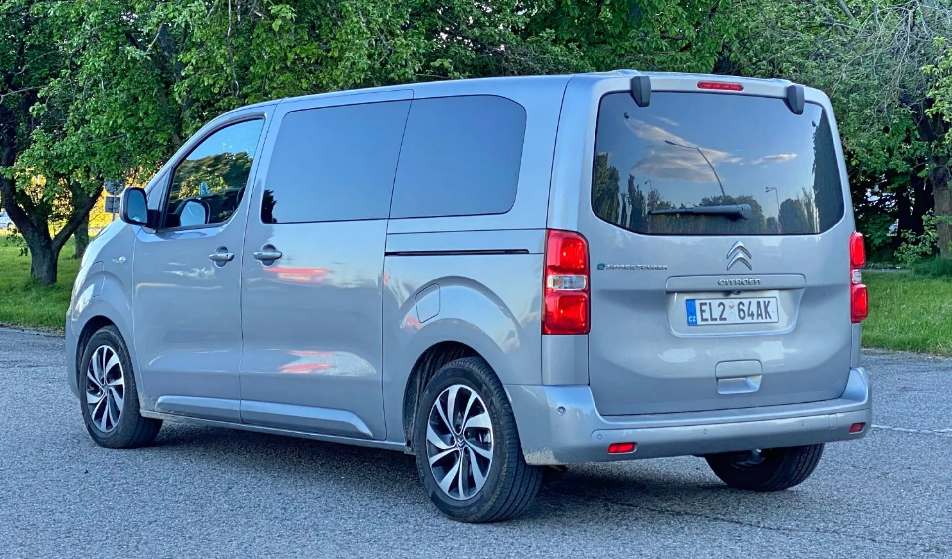 Přední boční pohled na Citroen Spacetourer 2016, moderní, prostorný a všestranný MPV se štíhlým designem a pokročilými funkcemi, představený ve vytříbené metalické barvě.