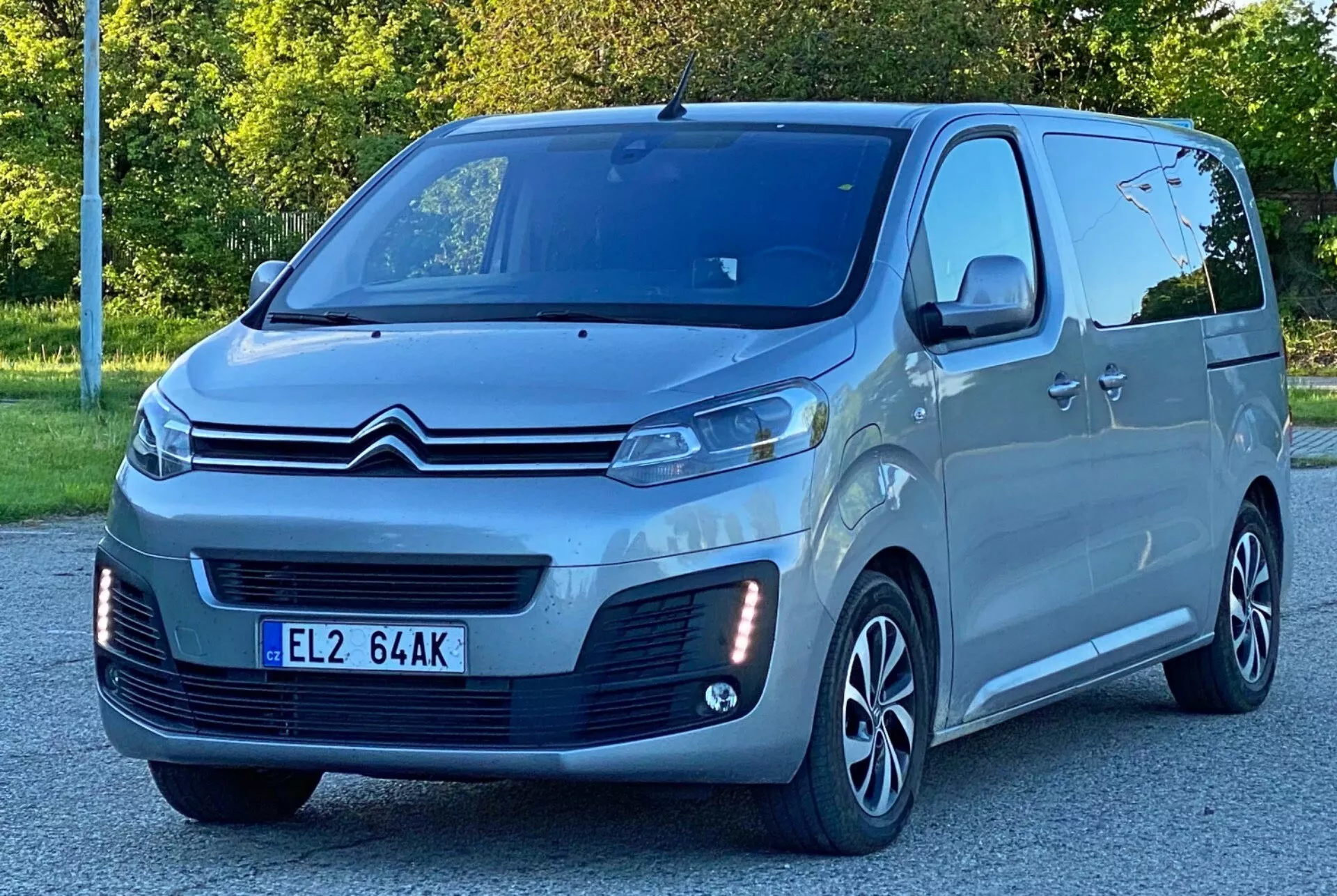 Citroën SpaceTourer 2016, středně velký víceúčelový vůz známý svou variabilitou sedadel, pokročilými bezpečnostními funkcemi a plynulou jízdou, zaparkovaný na malebné cestě.