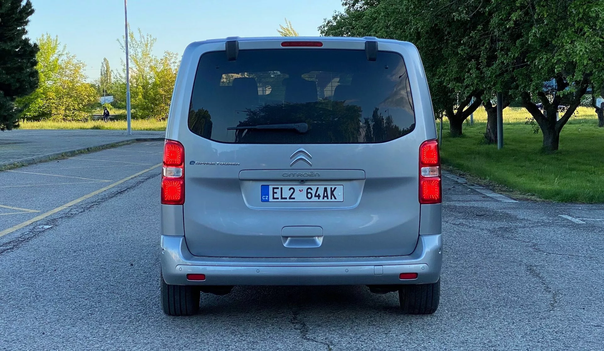 Citroen SpaceTourer 2016 ve živém městském prostředí, představující svůj elegantní moderní design, prostorný interiér a variabilní sedačky