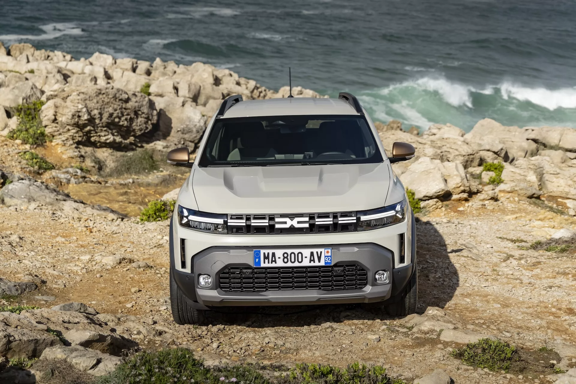 Dacia Duster 3. generace roku 2024 předvádějící svůj elegantní design a moderní funkce v živé krajině