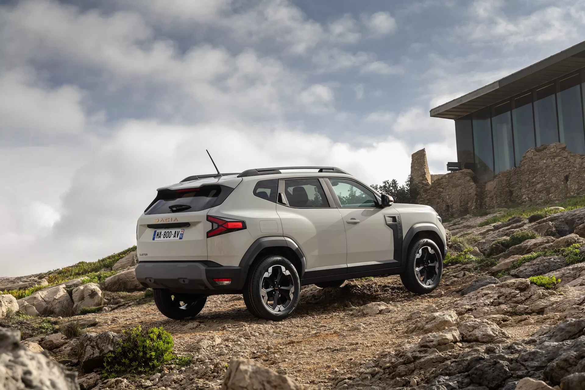 Dacia Duster třetí generace 2024 v dynamické póze předvádějící nový design a funkce