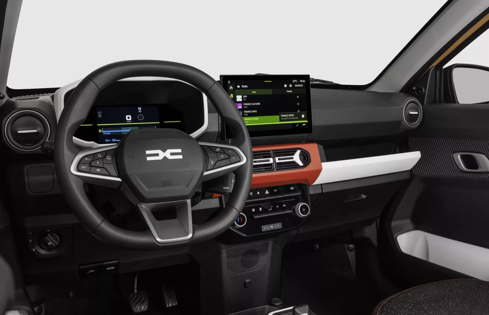Interiér modelu Dacia Spring po faceliftu pro rok 2024, zobrazení moderního palubního panelu z pohledu řidiče, s digitálním přístrojovým panelem, integrovanými ovladači na volantu a velkým dotykovým displejem infotainmentu