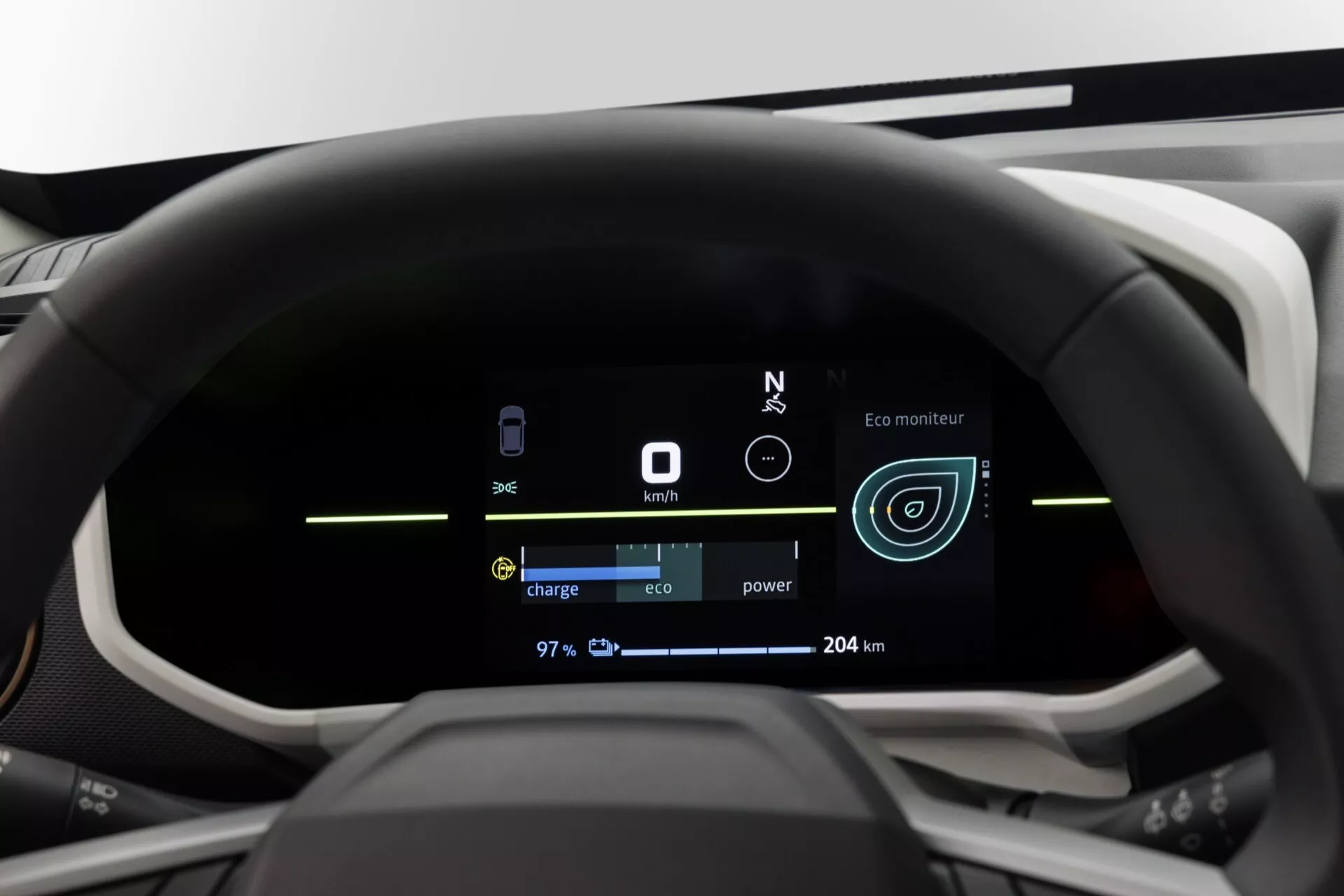 Detailní pohled na digitální přístrojovou desku Dacia Spring 2024 s vysokým rozlišením zobrazující kůží potažený volant, úroveň nabití elektriky 97 %, stacionární rychloměr na 0 km/h, ikonu asistence řidiče, připomínku zapnutí bezpečnostního pásu, směrovku severovýchod, ukazatel ekonomické jízdy, dojezd 204 km, nastavení režimů včetně nabíjení, ekonomického a výkonnostního režimu v elegantním modro-bílém designu rozhraní.