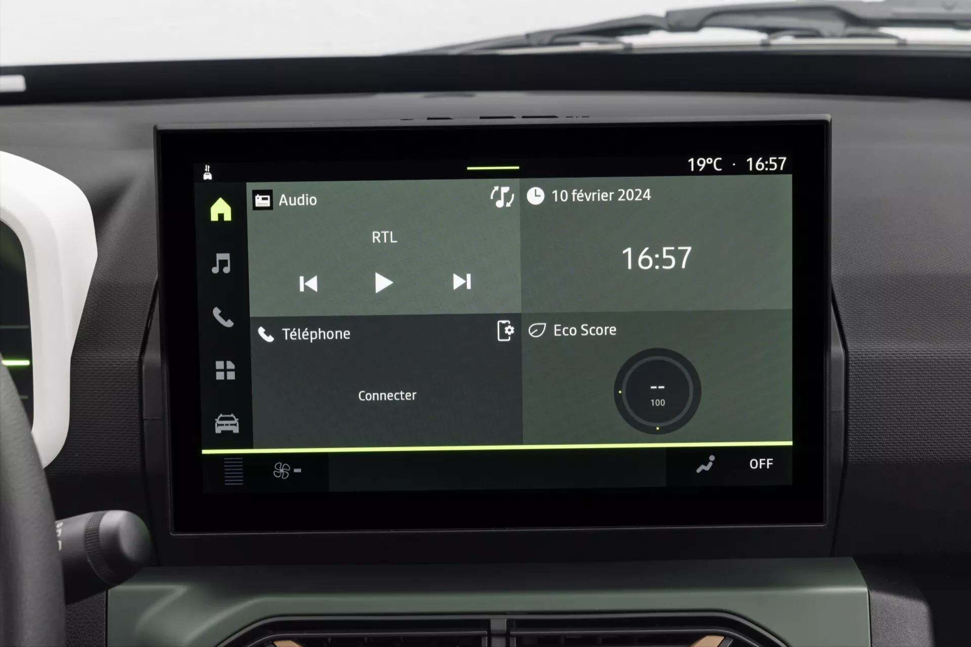 Infotainment systém Dacie Spring 2024 s rádiem, konektivitou a funkcí Eco Score na konzole středu palubní desky