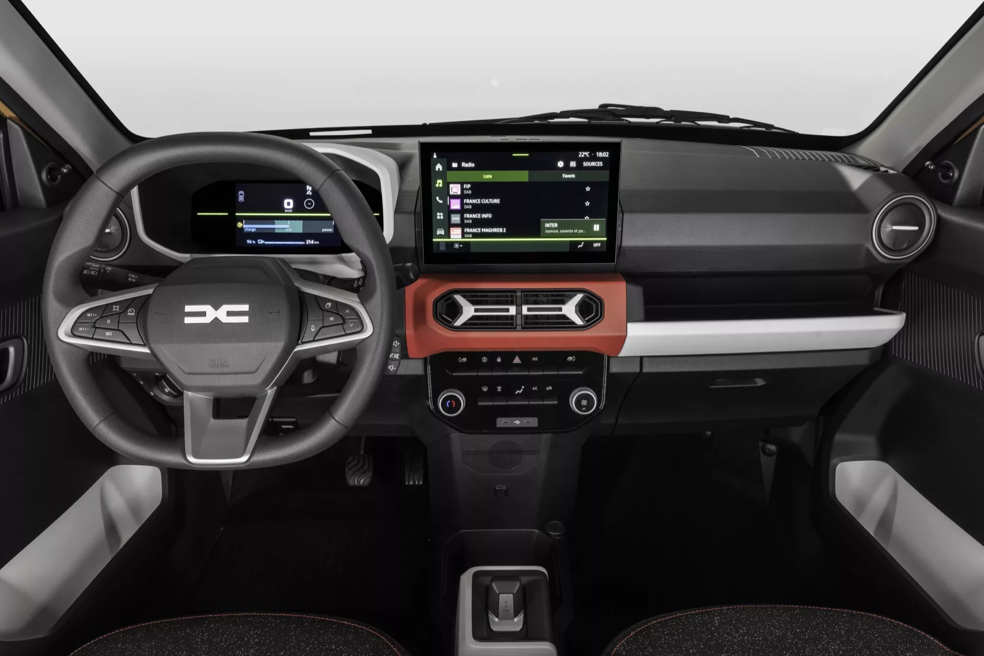 Interiér faceliftu Dacia Spring 2024 s digitálním palubním panelem, volantem s logem a vertikálním dotykovým informačně-zábavním systémem