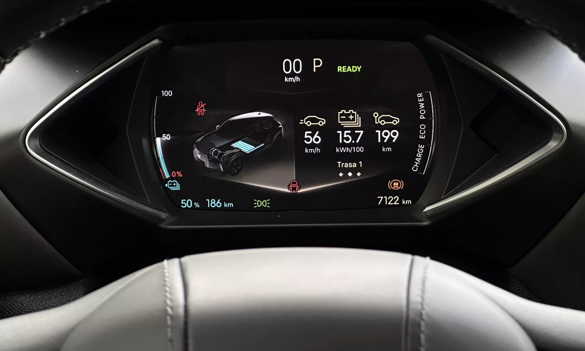Detailní pohled na digitální palubní desku DS Automobiles DS-3 E-Tense 2023 zobrazující rychloměr, stav elektrického vozidla a různé jízdní metriky za volantem.