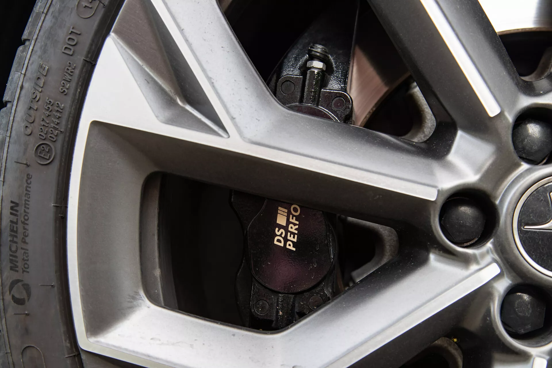 Detailní pohled na kolo DS Automobiles DS-7 2022 se vzorem s pěti paprsky, viditelným brzdovým třmenem Brembo a specifikacemi výkonnostních pneumatik.