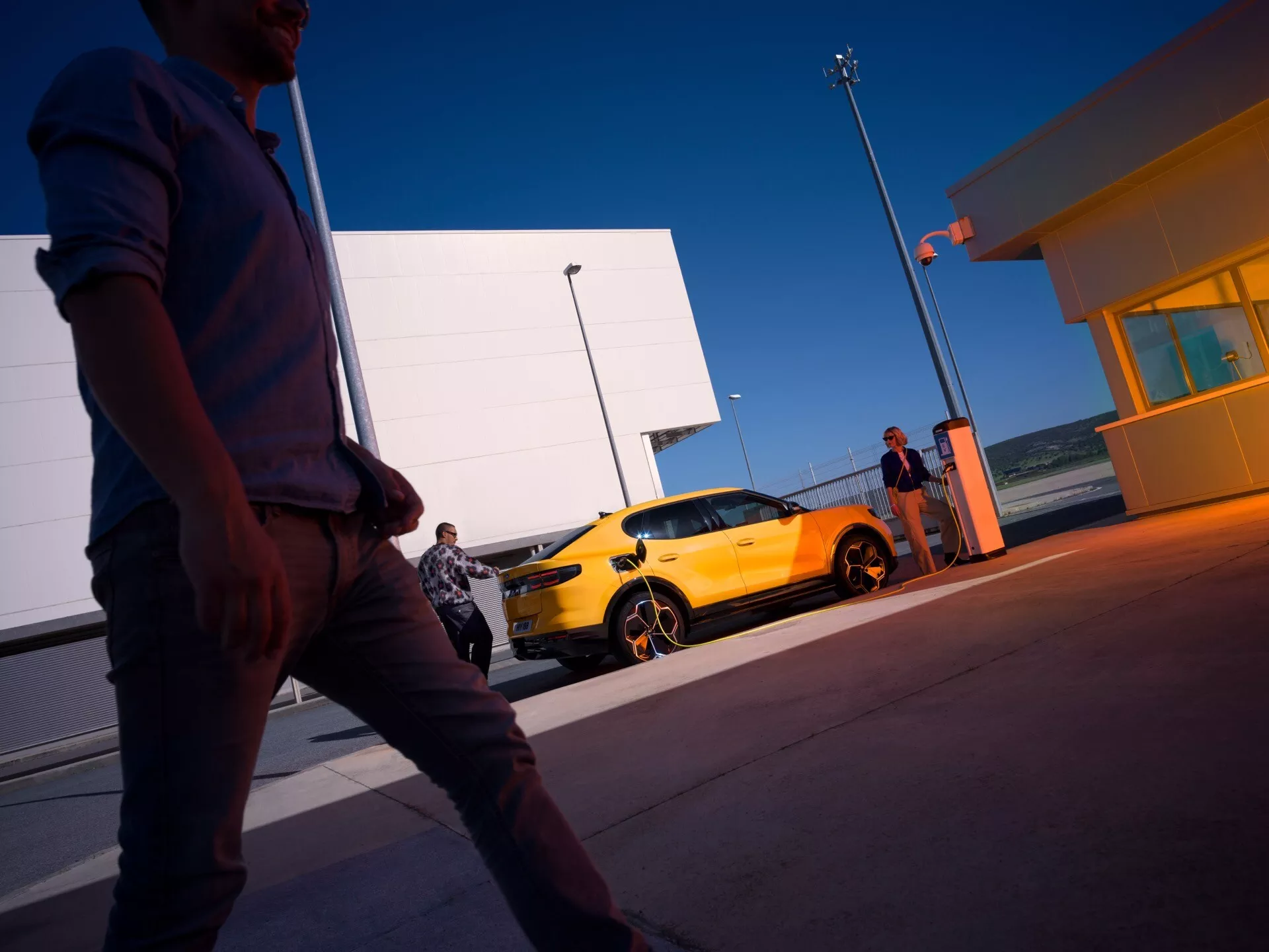 Ford Capri 2024 čtvrté generace, předvádějící elegantní design, modernizovanou přední mřížku, pokročilé LED světlomety, aerodynamické linie karoserie a nejmodernější hliníková kola.