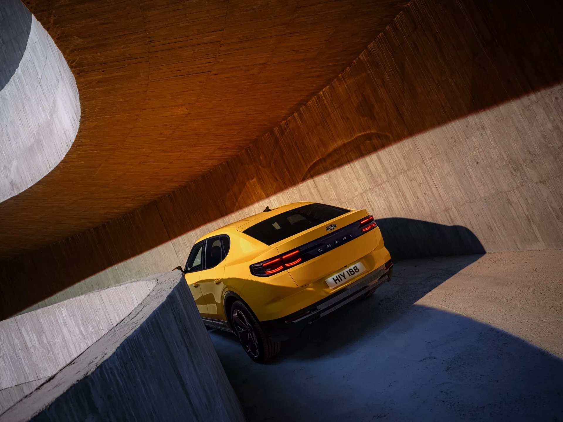 Ford Capri 2024 čtvrté generace, představující moderní design s aerodynamickými liniemi, špičkovými LED světlomety, elegantní maskou chladiče a stylovými slitinovými koly, ztělesňuje inovaci a eleganci.