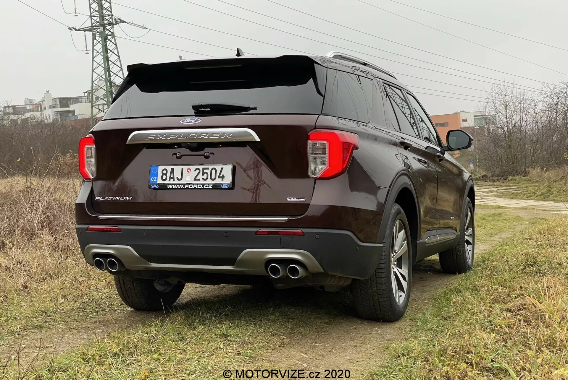 SUV Ford Explorer 2019 s elegantním designem, pokročilými bezpečnostními funkcemi, prostorným interiérem, výkonným motorem a moderní technologií
