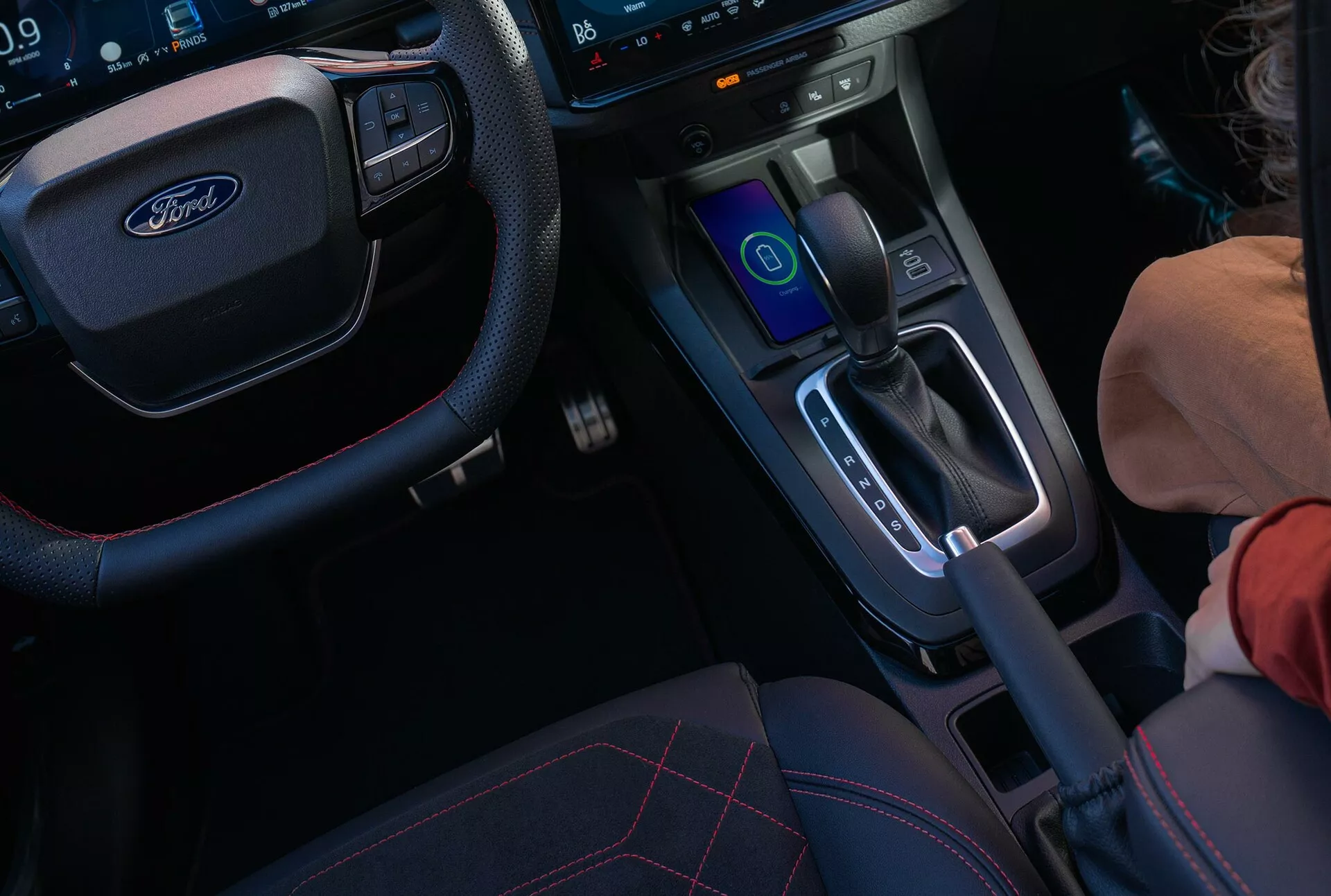 Interiér Ford Puma II facelift 2024 s důrazem na středovou konzolu a volant s digitálním přístrojovým panelem a dotykovým informačním systémem
