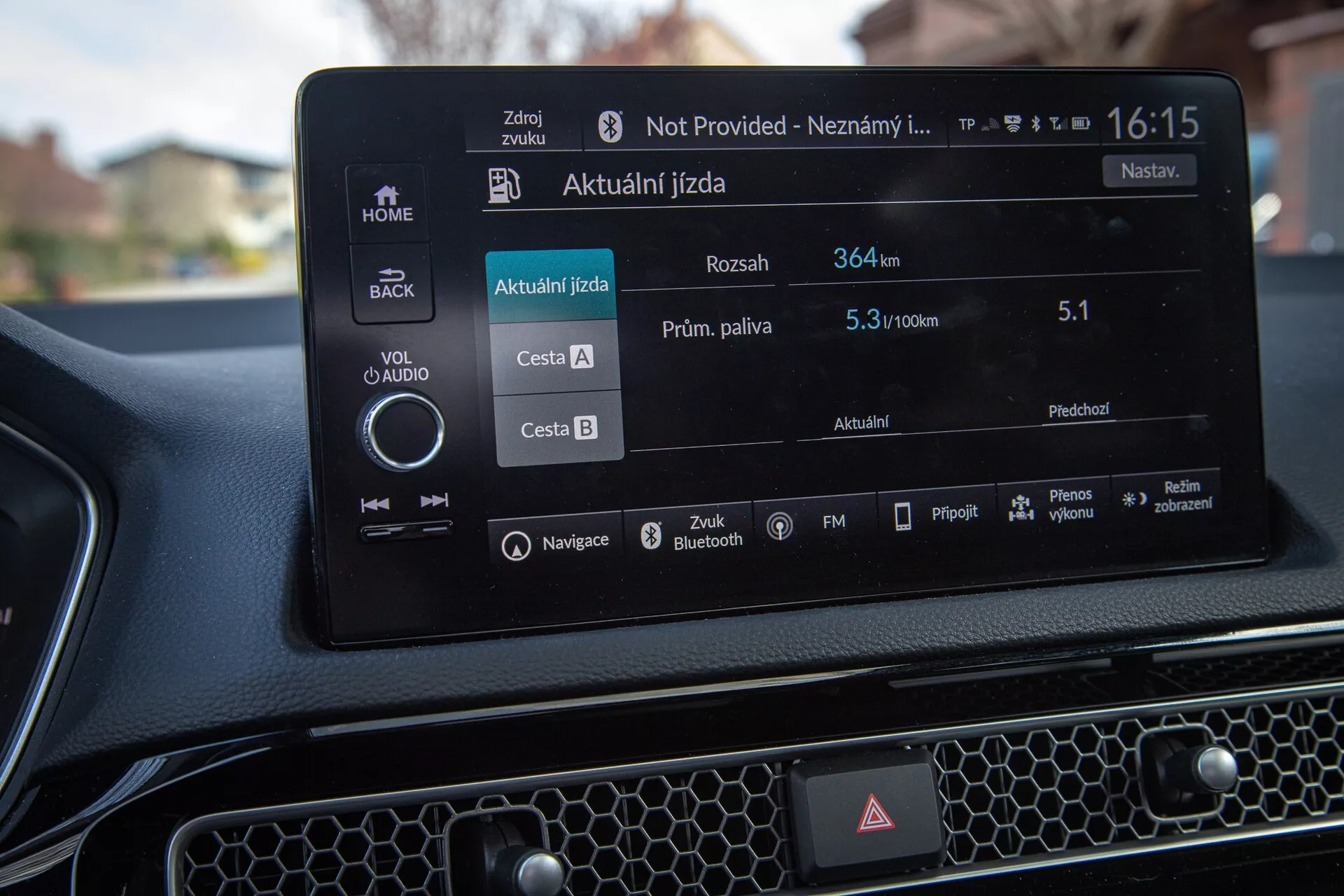 Infotainment systém vozu Honda Civic 2022 zobrazující navigaci a data o aktuální jízdě, pohled od řidiče nebo předního spolujezdce