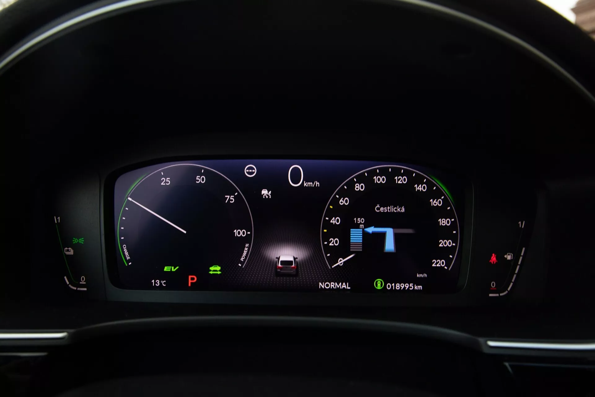 Detailní pohled na digitální přístrojovou desku Honda Civic 2022 s rychloměrem na 0 km/h, indikátorem 'READY', výběrem rychlosti 'P', vnější teplotou '13°C', tachometrem na '101995 km' a stavem baterie z pohledu řidiče