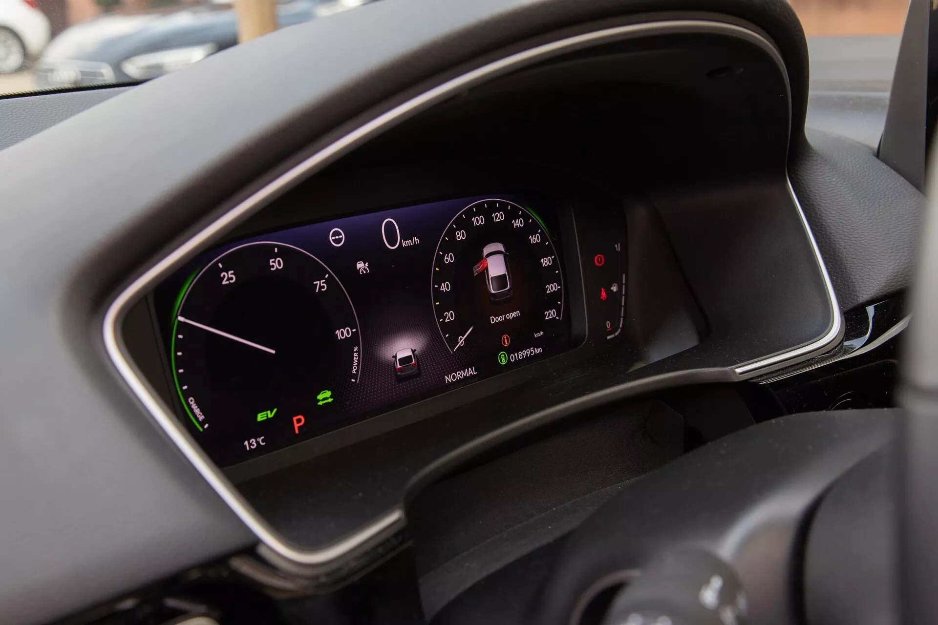 Detailní záběr digitálního přístrojového panelu Honda Civic 2022 zobrazující rychloměr, otáčkoměr, indikátory stavu vozidla a vnější teplotu v pokročilém technologickém interiéru moderního auta