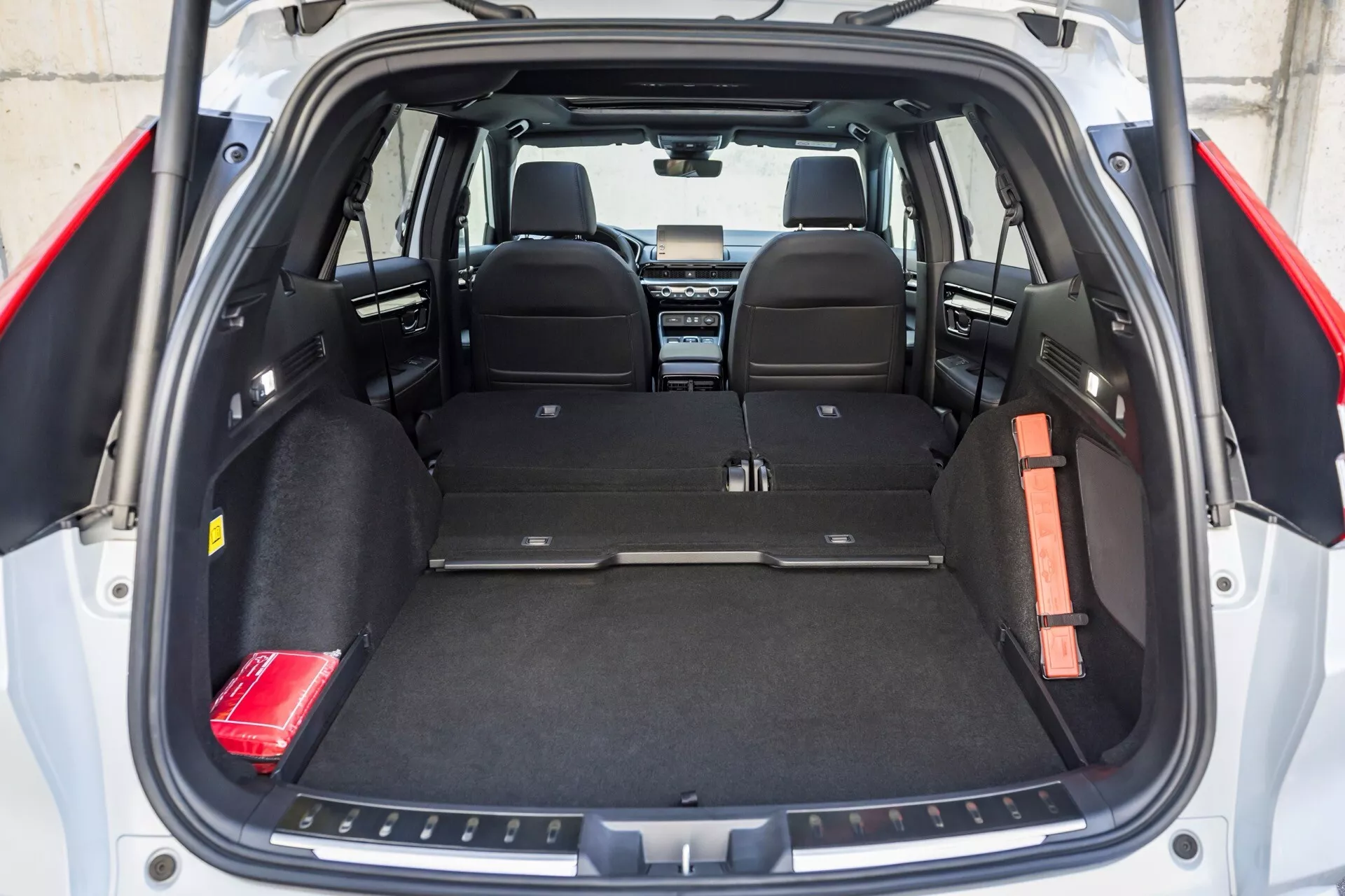 Interiér Hondy CR-V 6. generace 2023 s prostorným nákladovým prostorem, sklápěcími zadními sedadly a moderními designovými prvky jako jsou LED zadní světla a ochranný práh