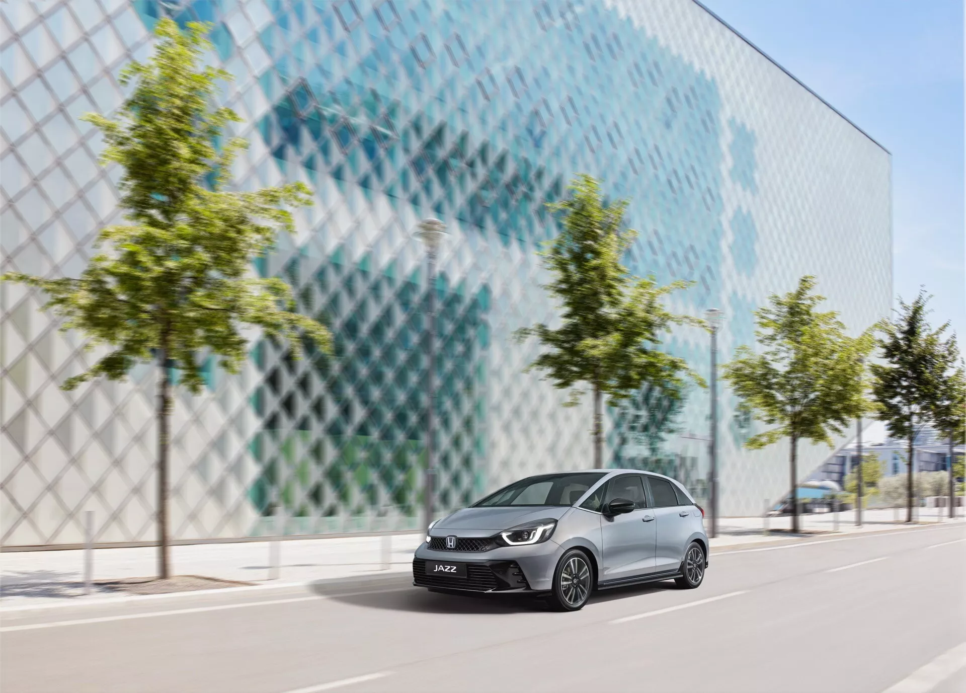 Model Honda Jazz 2023 Páté generace po faceliftu v dynamické pozici