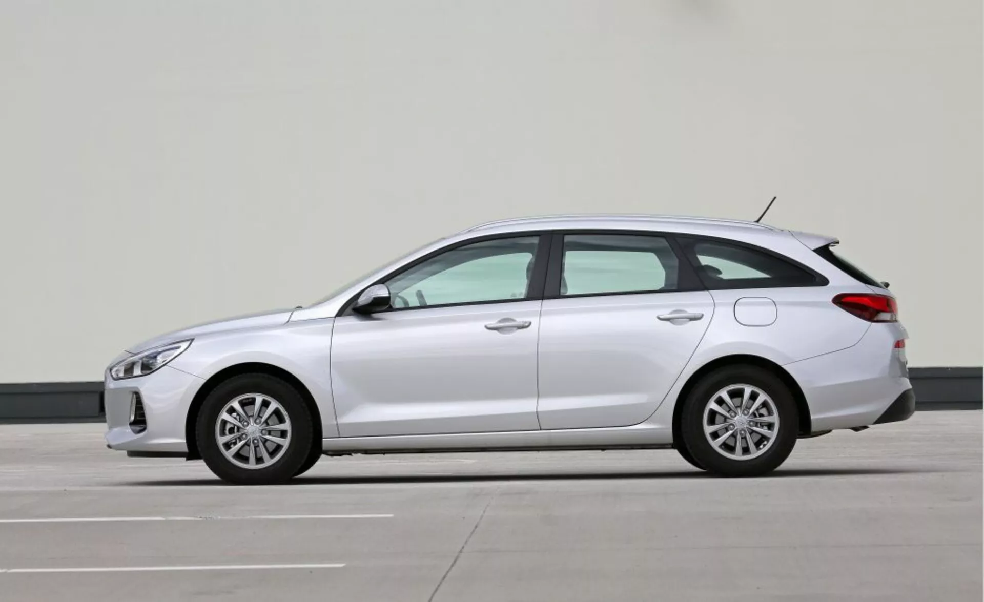 Profilový pohled na kompaktní hatchback Hyundai i30-N rok 2017 zdůrazňující jeho elegantní LED světlomety, integrované směrové signály ve vnějších zrcátkách, aerodynamické linie, slitinová kola, dlouhý rozvor pro zvýšený komfort a potenciální hybridní nebo elektrický pohon indikovaný absencí viditelných výfukových trubic, ve scéně profesionální fotografie