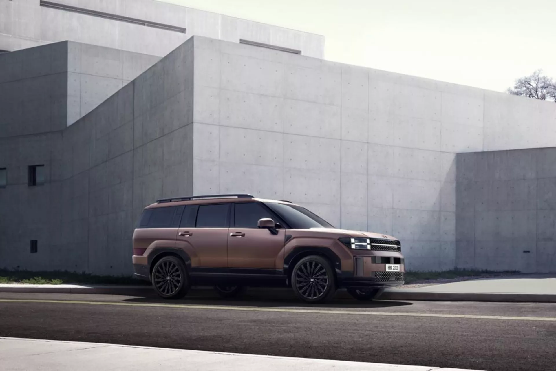 Pohled zepředu na Hyundai Santa Fe 2024 (5. generace) ukazující elegantní design, pokročilou technologii světlometů, moderní mřížku chladiče a dynamické linie.