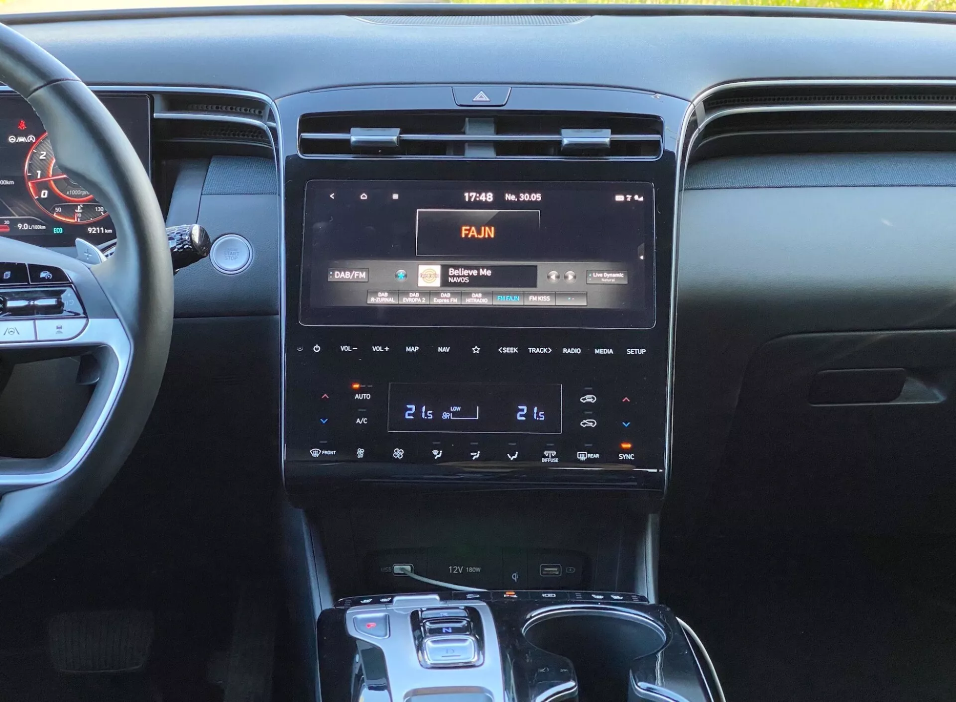 Obrázek interiéru Hyundai Tucson 2020, zaměřený na středovou konzoli s vysokým rozlišením infotainment displeje zobrazující čas 17:43 a teplotu 30°C, panel dvouzónové klimatizace a automatický volič převodovky.