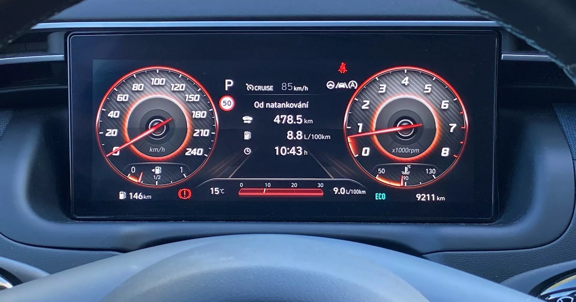 Zblízka digitálního přístrojového panelu v Hyundai Tucson 2020 z pohledu řidiče, znázorňující vysoce rozlišené displeje rychloměru (až do 260 km/h) a otáčkoměru (až do 7000 ot/min), ukazatele paliva, informace o cestě, upozornění na tlak v pneumatikách, venkovní teplotu a různé varovné ikony.