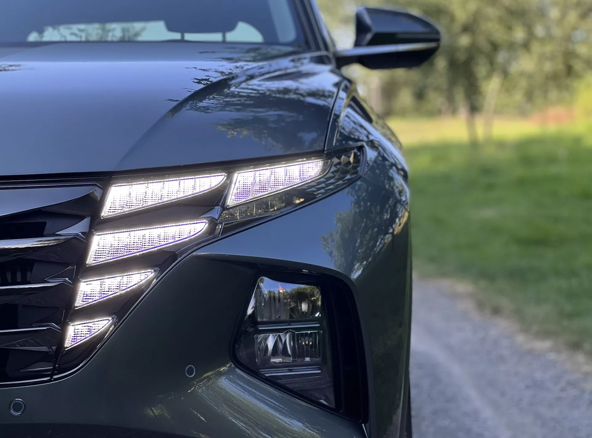 Detailní pohled na Hyundai Tucson 2020 zdůrazňující LED světlomety, moderní mřížku a aerodynamické prvky designu