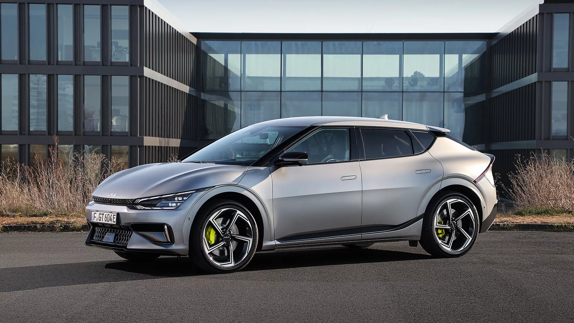 Elektrický vůz Hyundai Tucson 2020 v barvě stříbrné, zdůrazňující svůj elegantní design a moderní technologie na pozadí městské krajiny