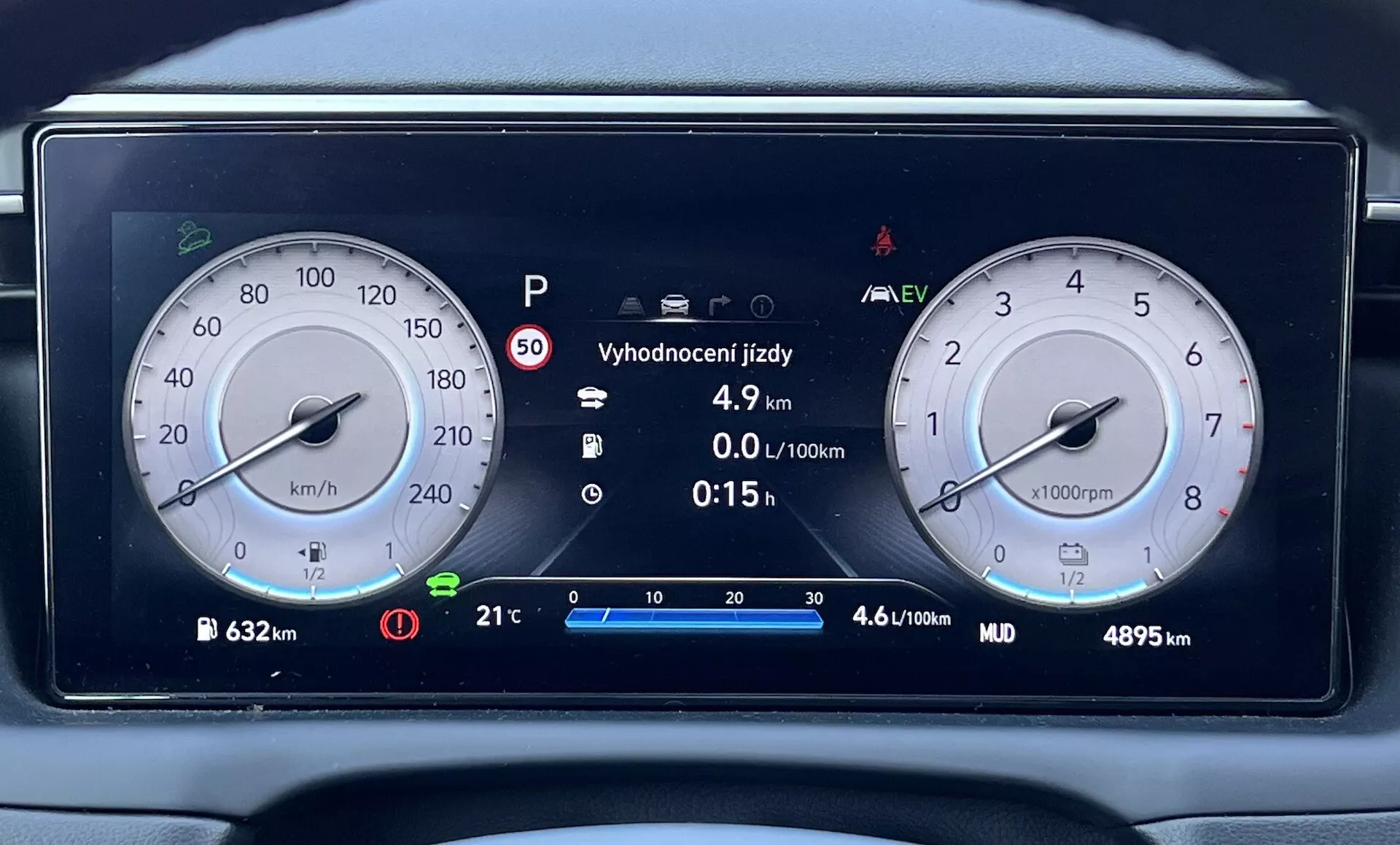 Digitální přístrojová deska Hyundai Tucson 2020 s rychloměrem, otáčkoměrem, indikátorem hybridní technologie a detailními informacemi o vozidle na moderním palubním desce