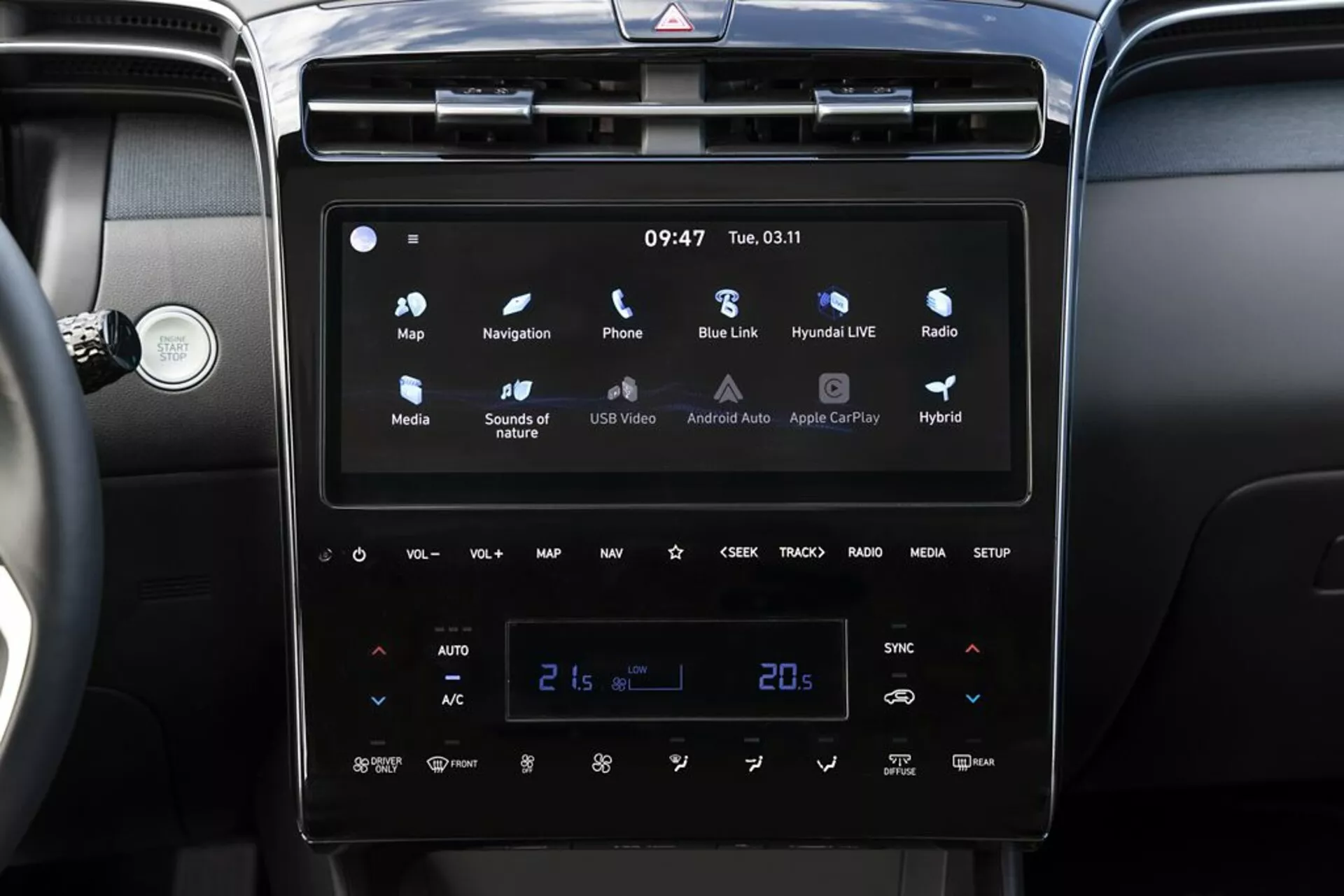 Interiér Hyundai Tucson 2020 s moderním dotykovým informačním systémem s Android Auto a Apple CarPlay, automatickou klimatizací s dvojitou zónou nastavenou na 21 stupňů Celsia a indikátory hybridního vozidla