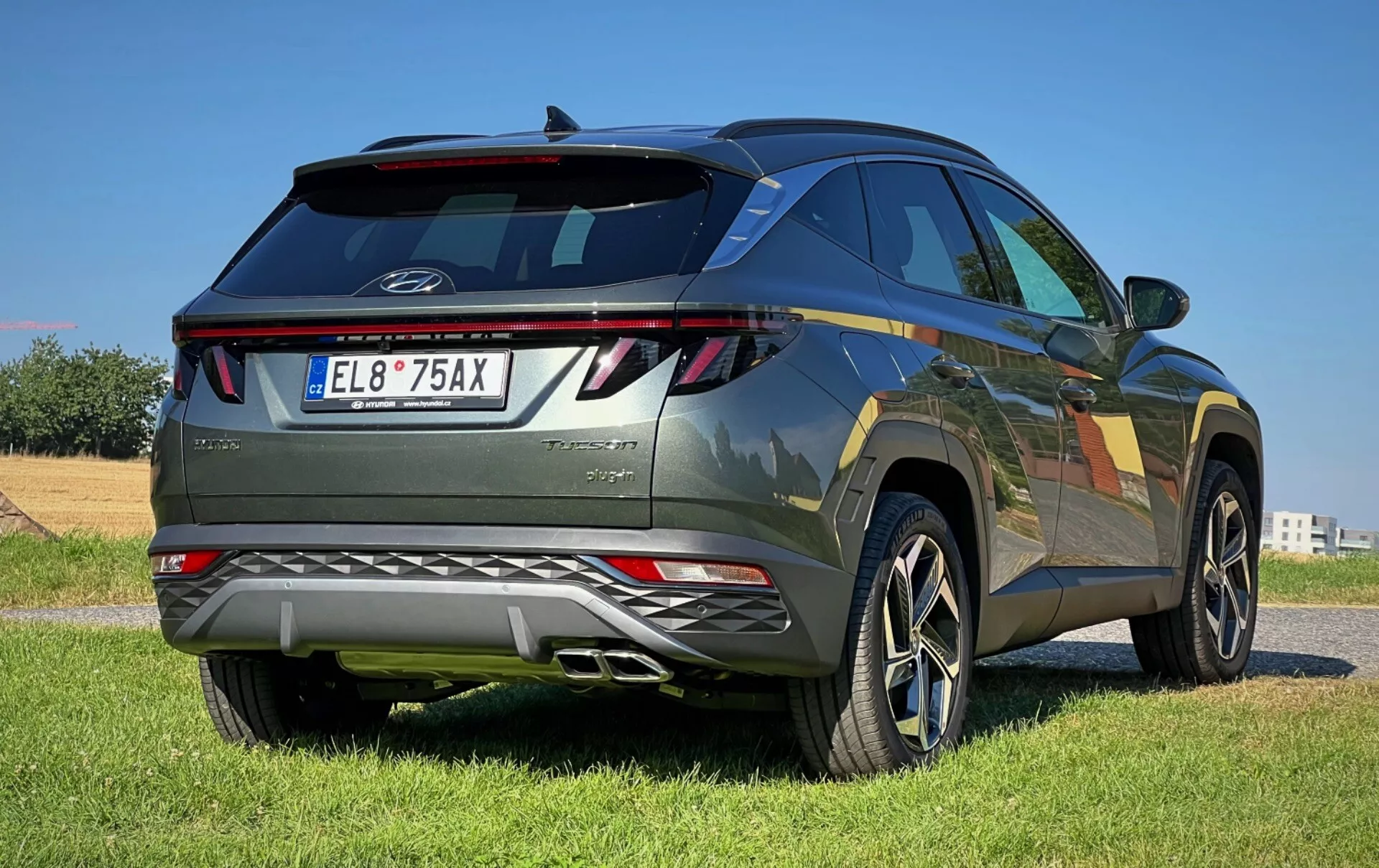 Hyundai Tucson 2020 předvádí svůj moderní design s částečným zadním pohledem, který zahrnuje LED zadní světla, integrované zadní křídlo, metalický lak a litá kola v exteriéru