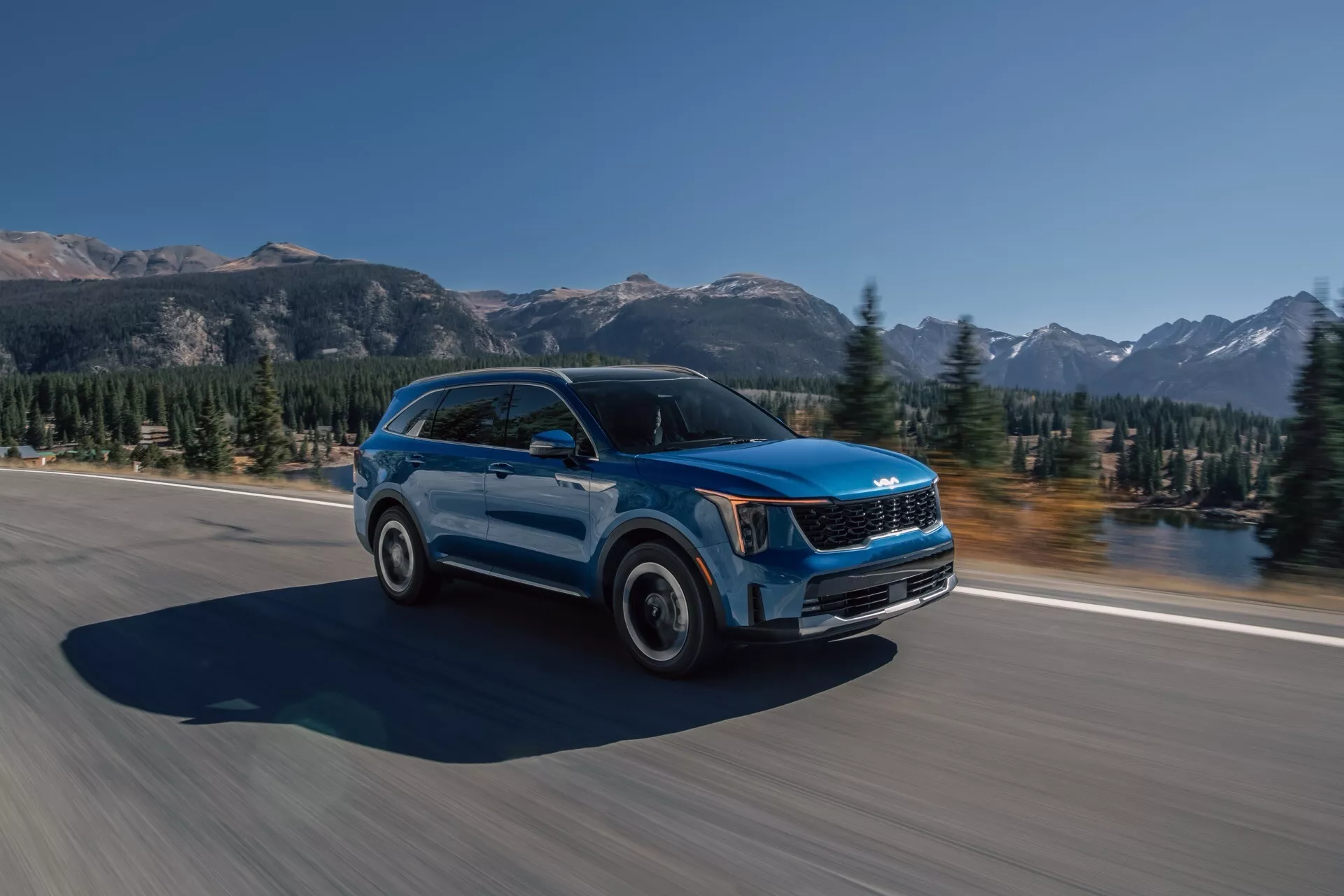 Model Kia Sorento MQ4 po faceliftu pro rok 2024 předvádějící svůj zdokonalený design a pokročilé funkce