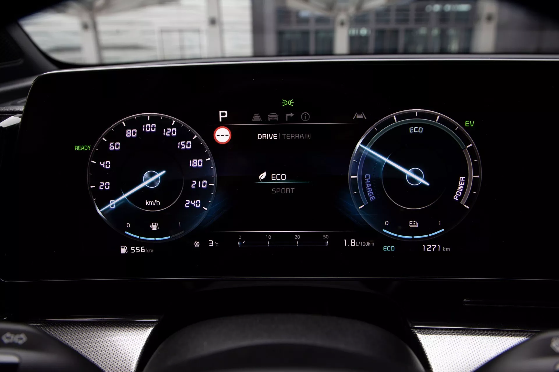 Digitální přístrojový panel Kia Sportage NQ5 2022 z perspektivy řidiče s rychloměrem s dvojí jednotkou, ukazatelem ekologické jízdy a indikátorem stavu baterie