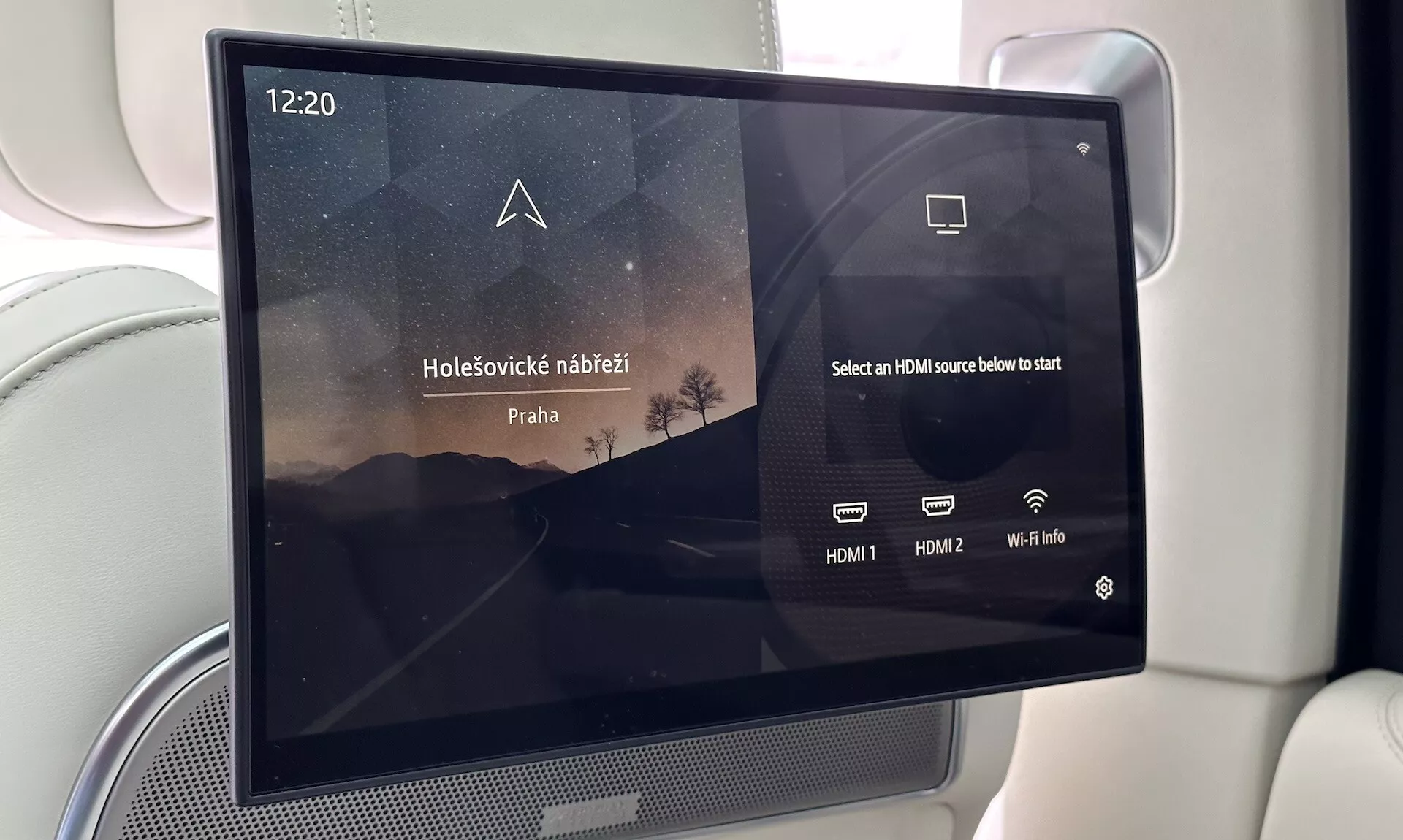 Zábavní systém v autě Land Rover Range Rover 2021 s dotykovou obrazovkou na zadním sedadle, HDMI konektivitou a informacemi o Wi-Fi, viditelné luxusní čalounění