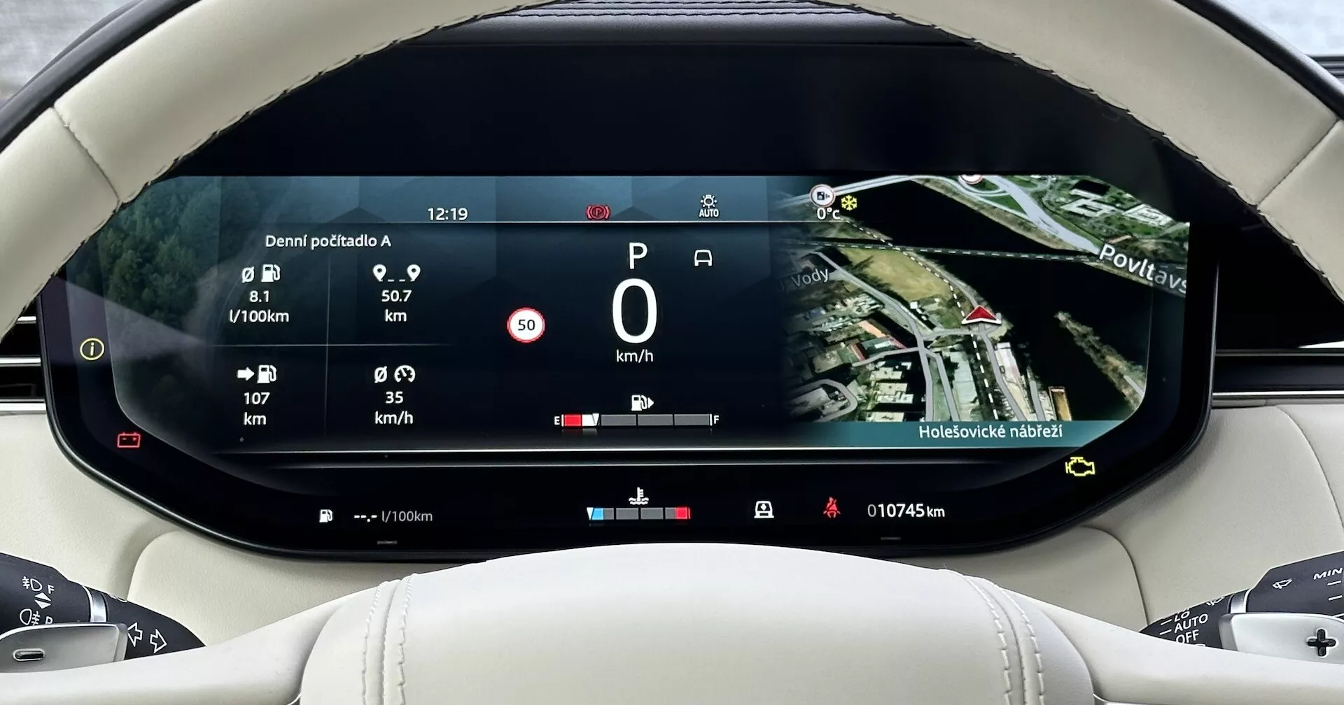 Digitální palubní deska Land Rover Range Rover 2021 zobrazující informace o cestě, účinnost paliva, rychlost a satelitní navigační mapu z pohledu řidiče