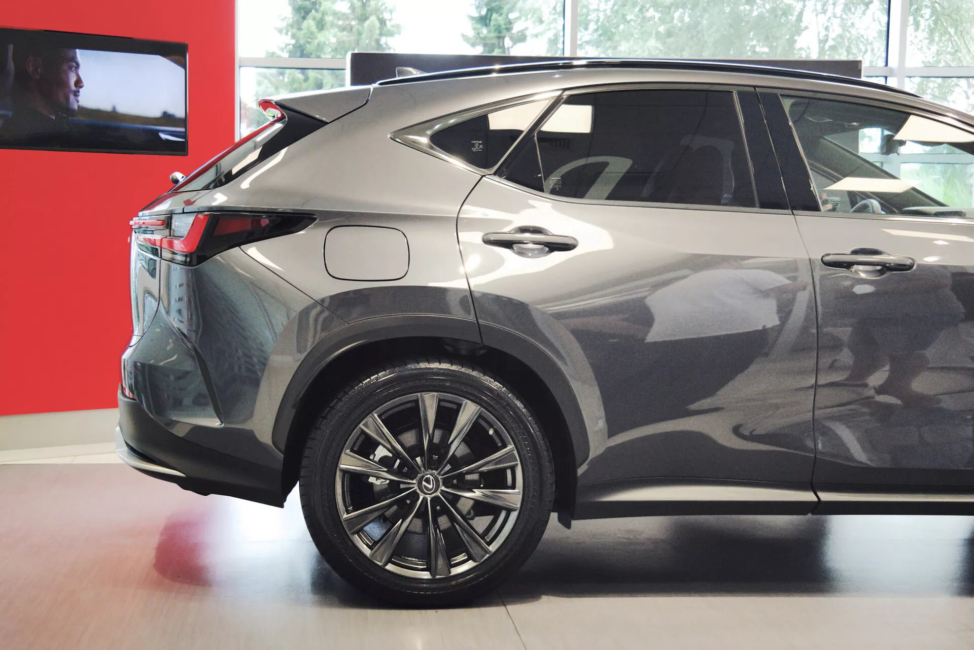 Obrázek zobrazuje zadní tři čtvrtiny pohledu na moderní kompaktní nebo středně velký crossover SUV, s důrazem na pravou stranu. Viditelné jsou vícepaprsková kola z lehkých slitin, LED zadní světla, svažující se střecha, zatmavená zadní okna, metalický lak, ostré linie karoserie, integrovaný zadní spoiler, žraločí ploutev anténa a spodní plastové lišty. Design vozu naznačuje sportovní, aerodynamický profil, vhodný pro diskuse o automobilovém designu, technologiích a funkcích.