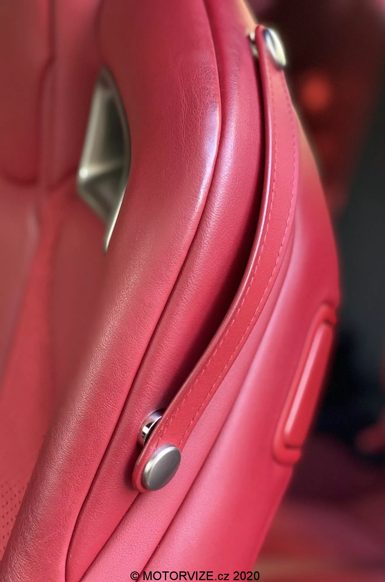 Lexus RC 2016, luxusní kupé s elegantním designem, pokročilými bezpečnostními prvky a výkonným motorem