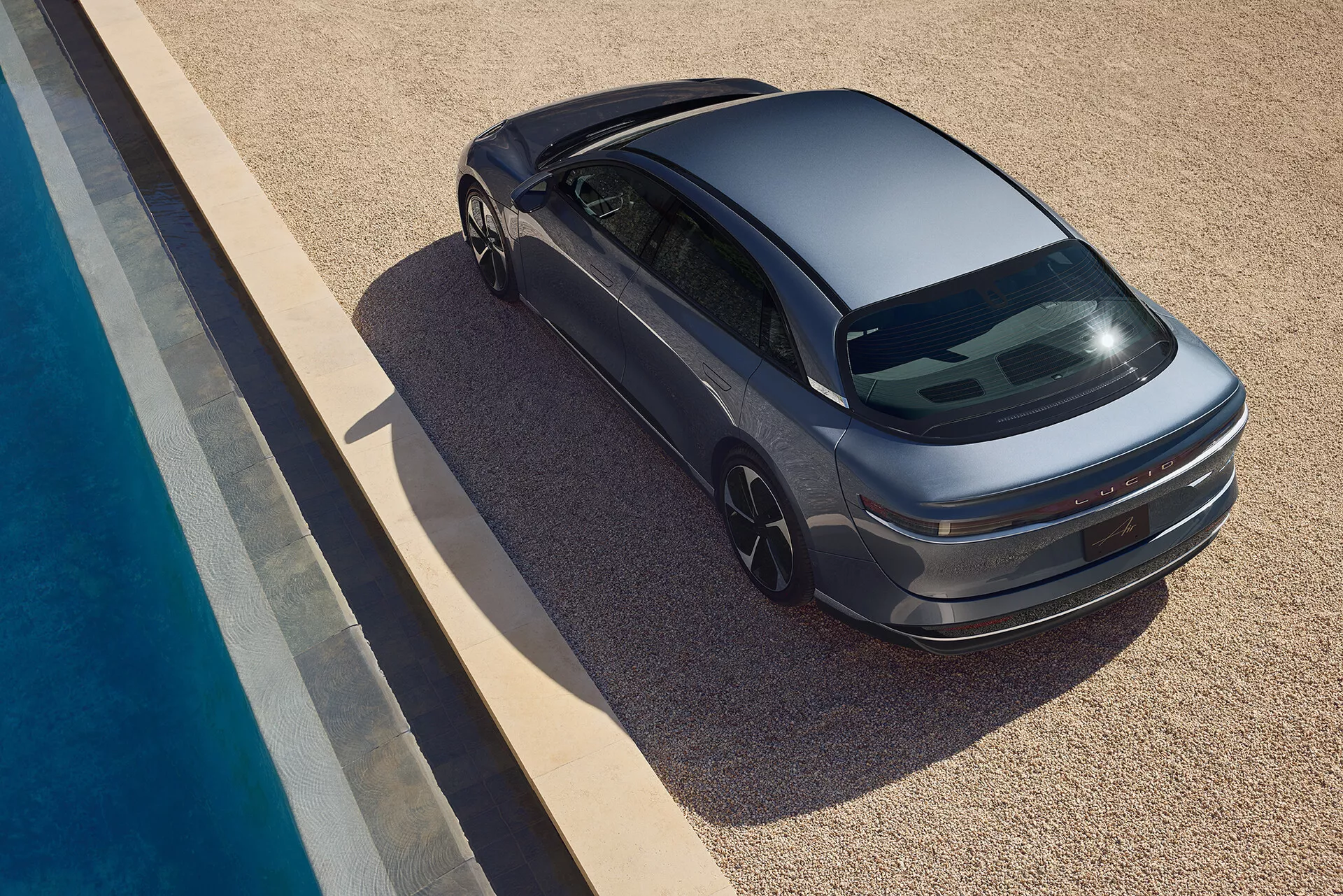 2022 Lucid Air 1. generace luxusní elektrický sedan, který předvádí elegantní aerodynamický design s futuristickými LED světlomety a panoramatickou skleněnou střechou.