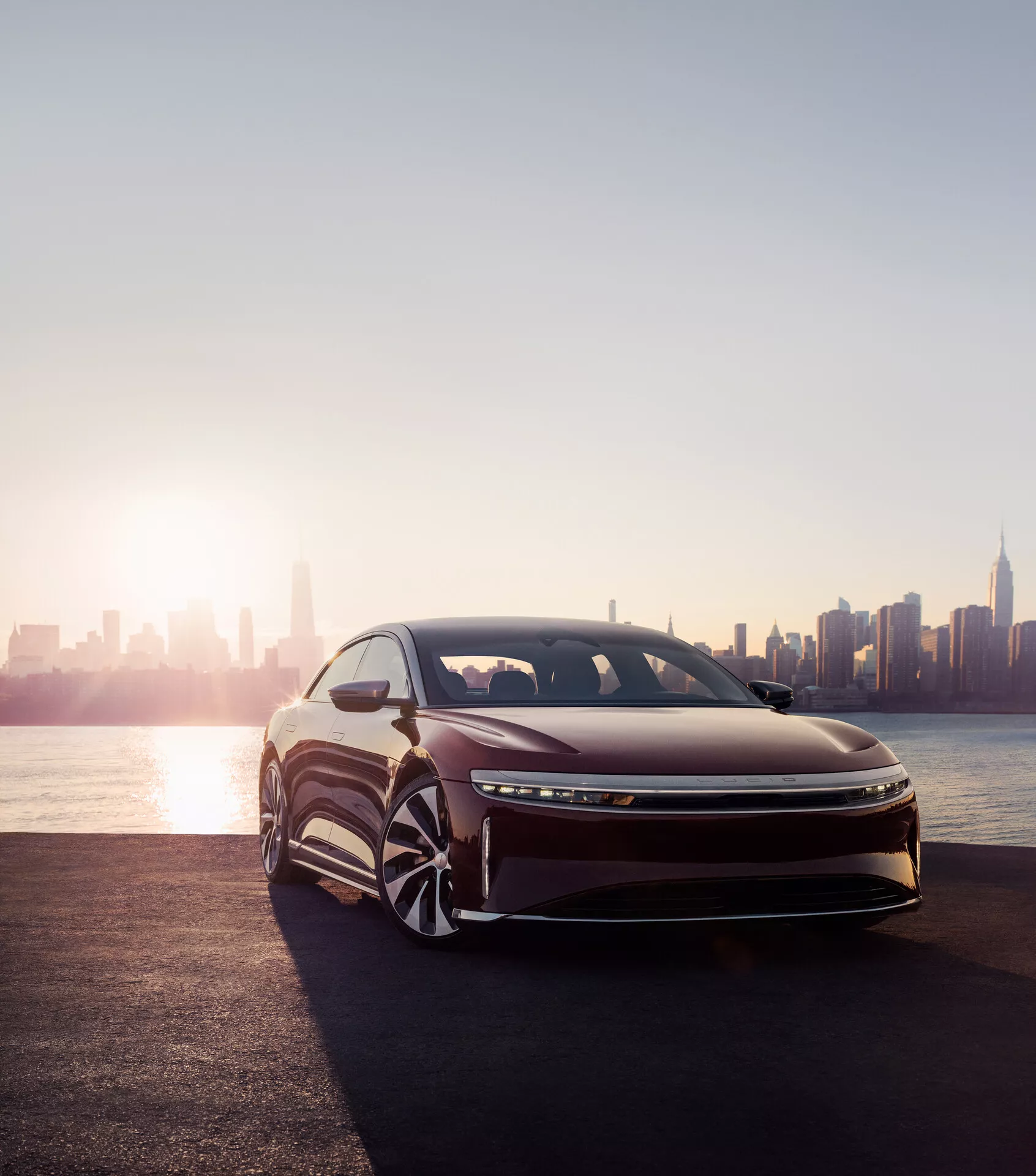 Lucid Air 2022 (1. generace) - Luxusní elektrický sedan s elegantním aerodynamickým designem, pokročilými asistenčními systémy, prostorným high-tech interiérem a působivým dojezdem a výkonností.