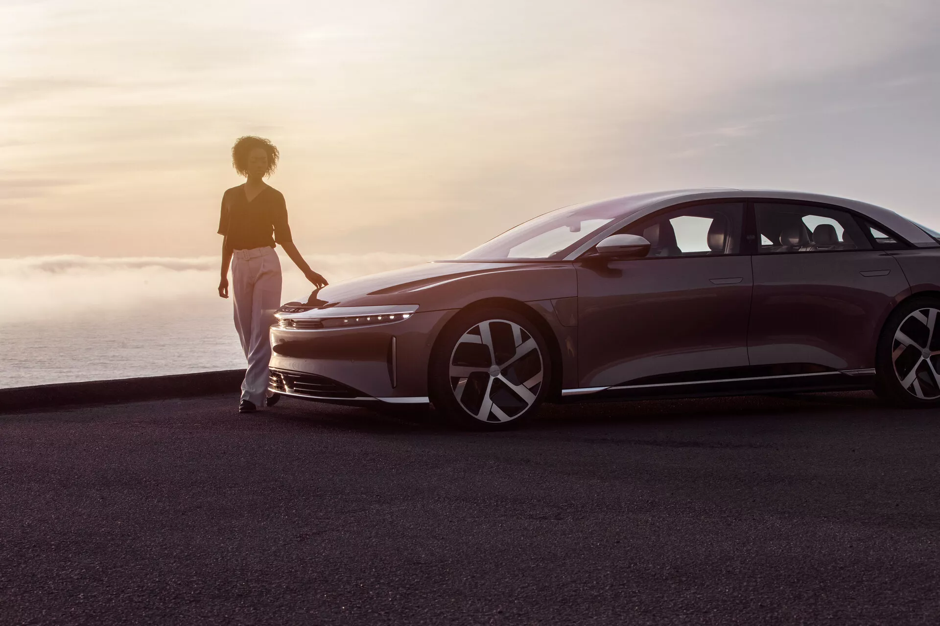 Lucid Air 2022 (1. generace) elektrický luxusní sedan s elegantním exteriérovým designem, moderními světlomety a zadními světly, stylovými koly a pokročilou technologií pro autonomní řízení.