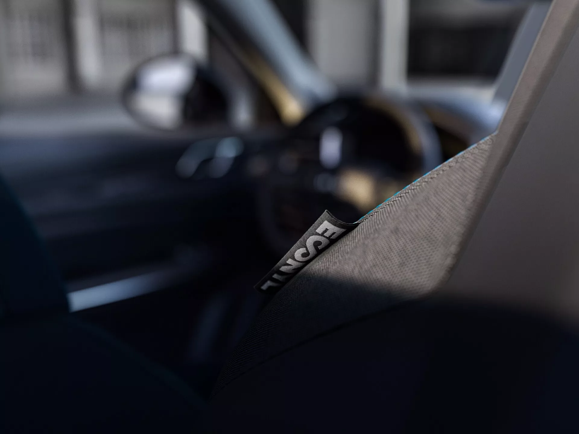 Lynk & Co 01 2021 (1. generace) v dynamické póze s elegantním designem a moderní technologií
