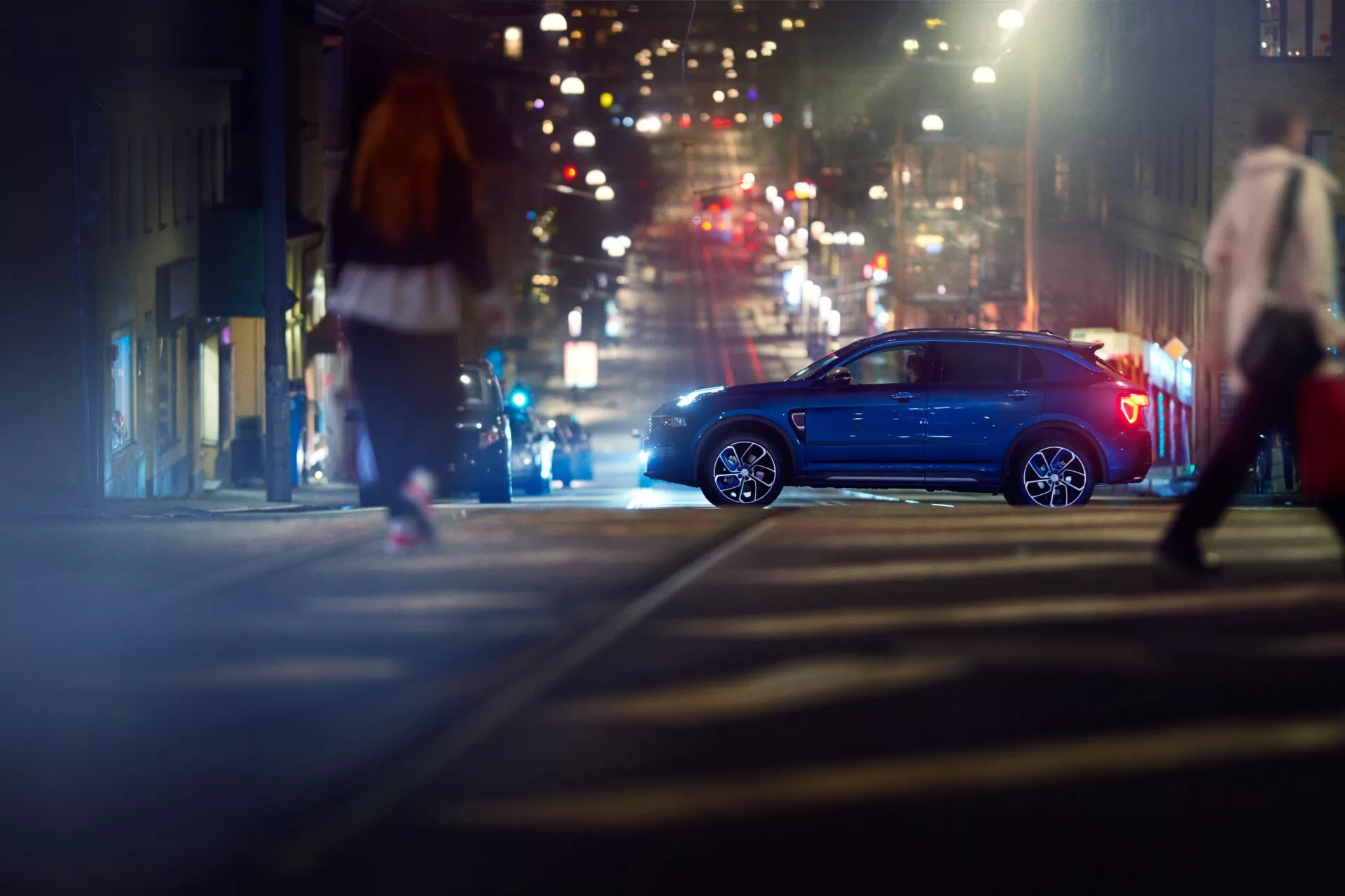 Lynk & Co 01 z roku 2021, první generace, kompaktní SUV zaparkované venku na slunci, předvádějící elegantní design a moderní prvky