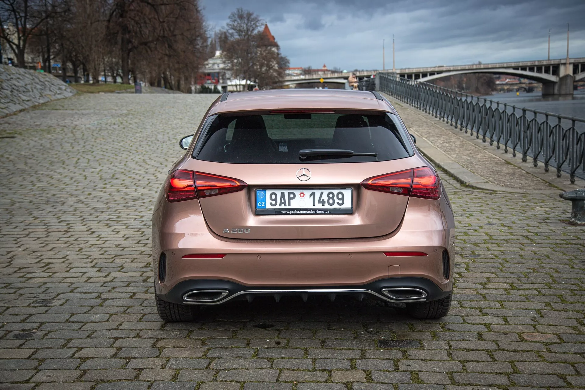 Mercedes-Benz třídy A z roku 2022 v elegantním stříbrném provedení ukazuje jeho dynamický design a pokročilé technologické funkce