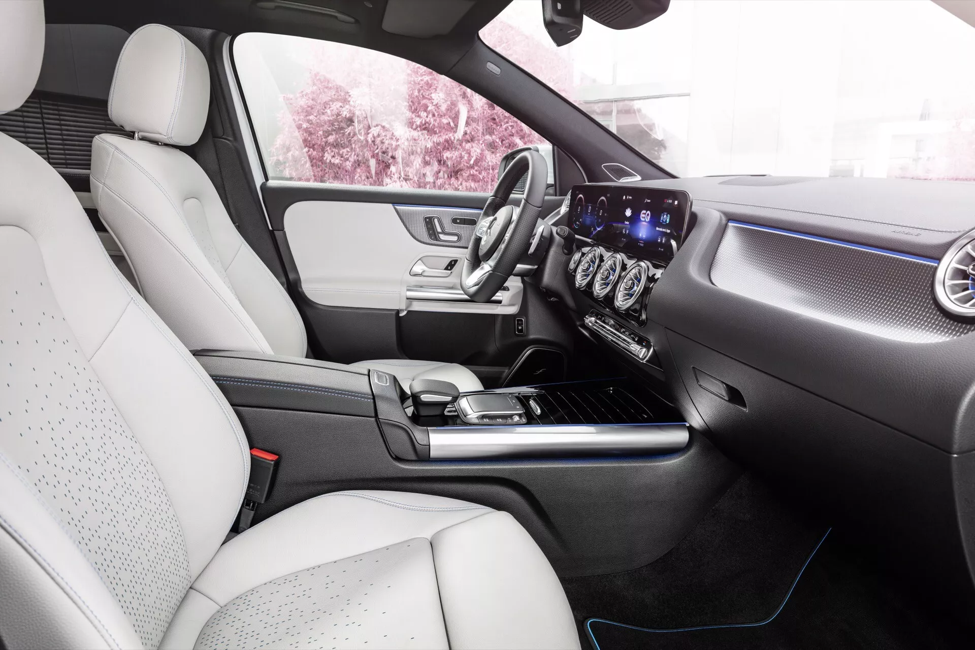 Pohled na interiér Mercedes-Benz EQA 2021 se zaměřením na palubní desku, středovou konzolu a volant, zvýrazňuje moderní technologie a luxusní design automobilu